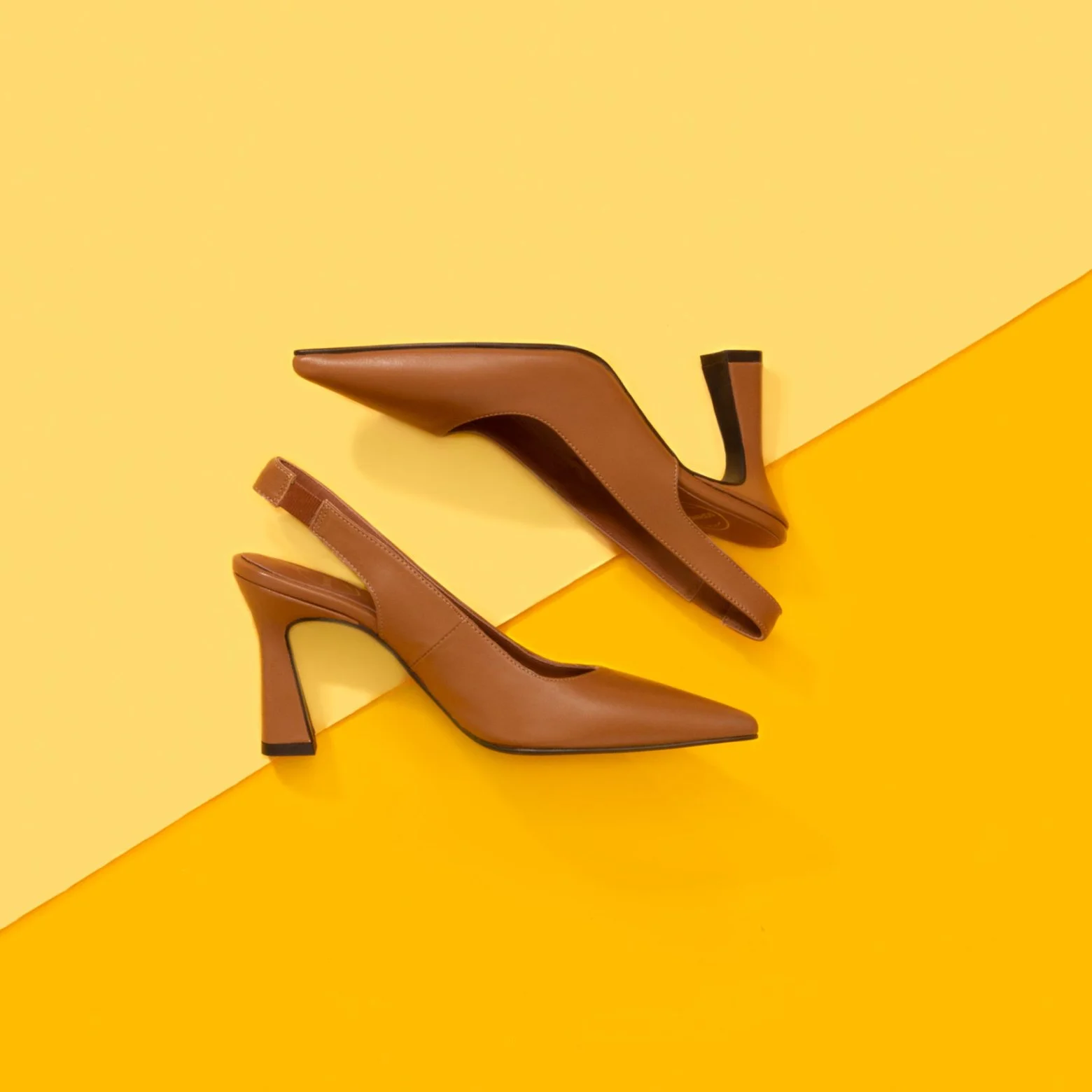 Chaussures à talons haut en cuir marron sur un fond jaune. Sarenza