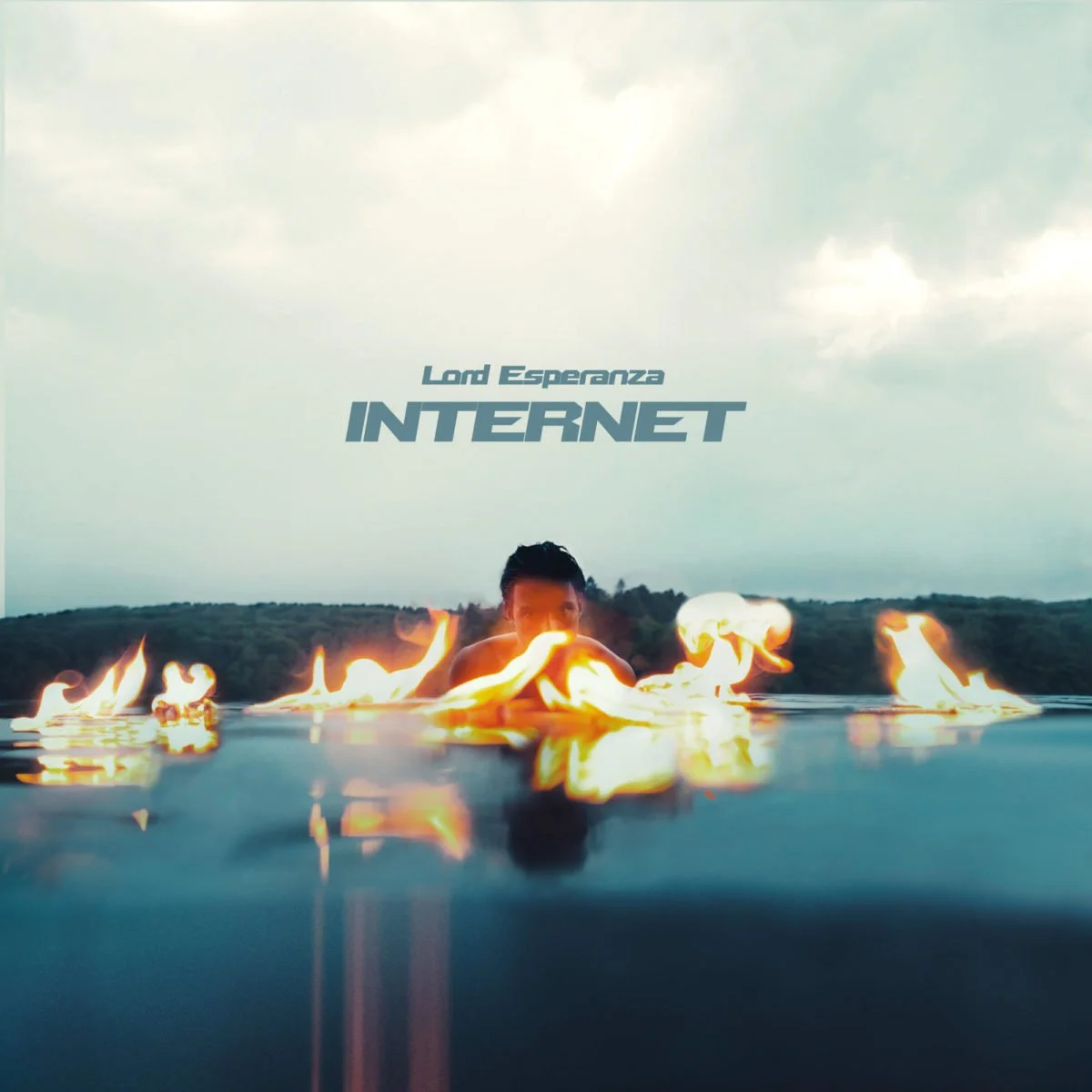 Une personne émerge d'une piscine avec des flammes flottantes sur l'eau et le texte "Lord Esperanza INTERNET" dans le ciel nuageux.