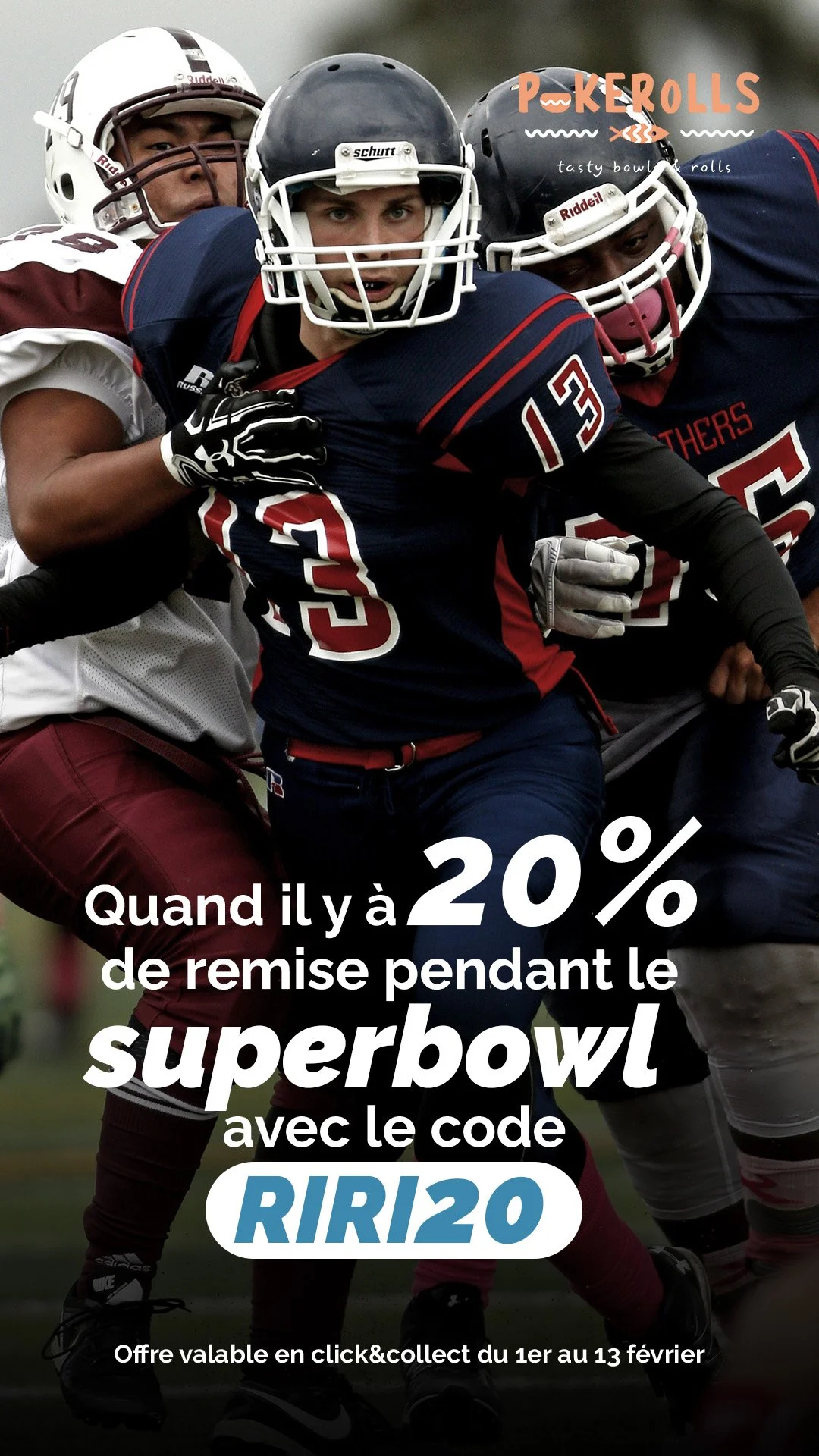 Groupe de joueurs de football américain en action sur le terrain, portant leur équipement de protection et leurs uniformes, avec texte promotionnel sur la réduction et le code de réduction pour une offre spéciale.