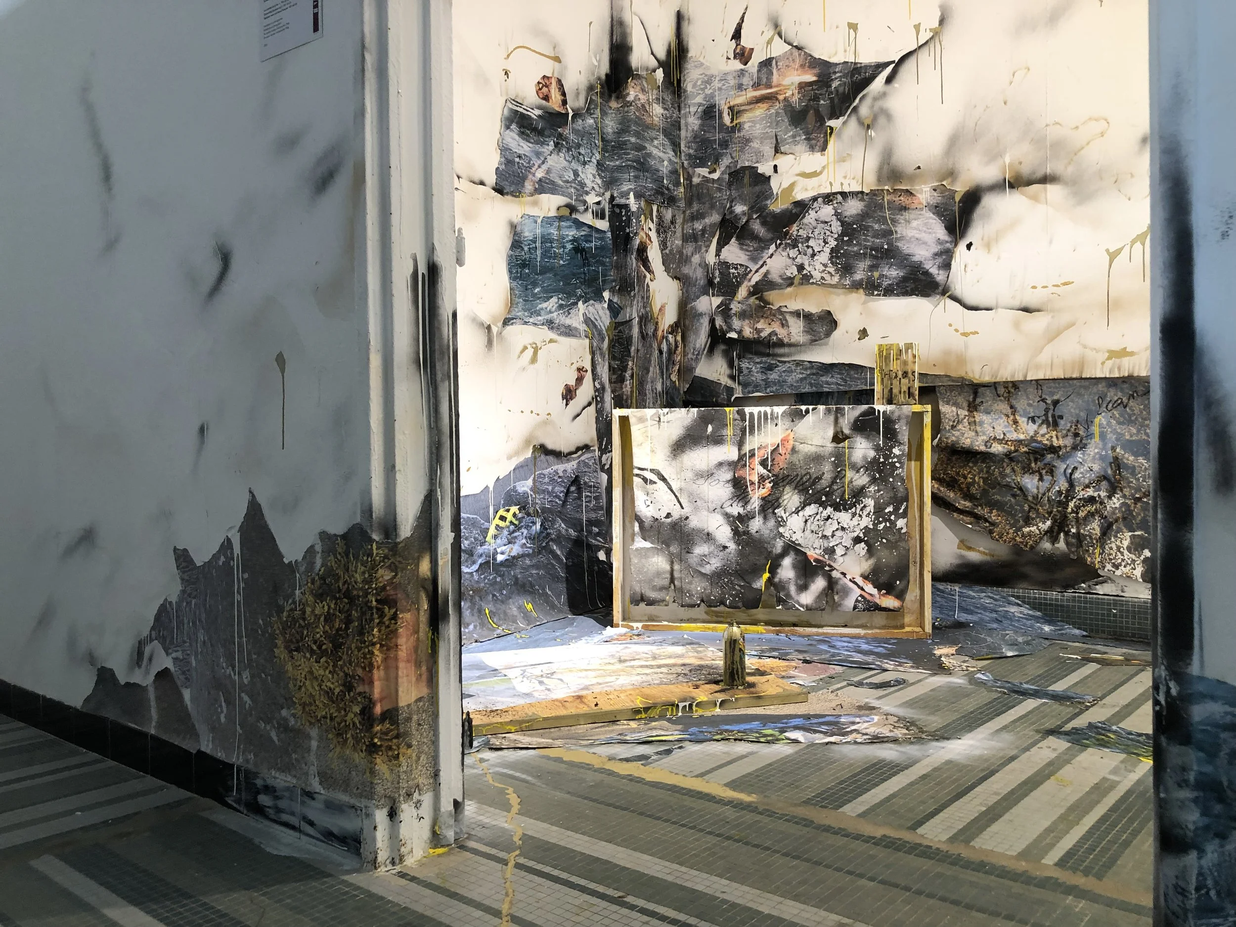 Installation réalisée à la biennale de Dakar en 2022 où l'artiste Louisa Marajo représente une immense vague enflammée à l'image du dérèglement climatique en cours.