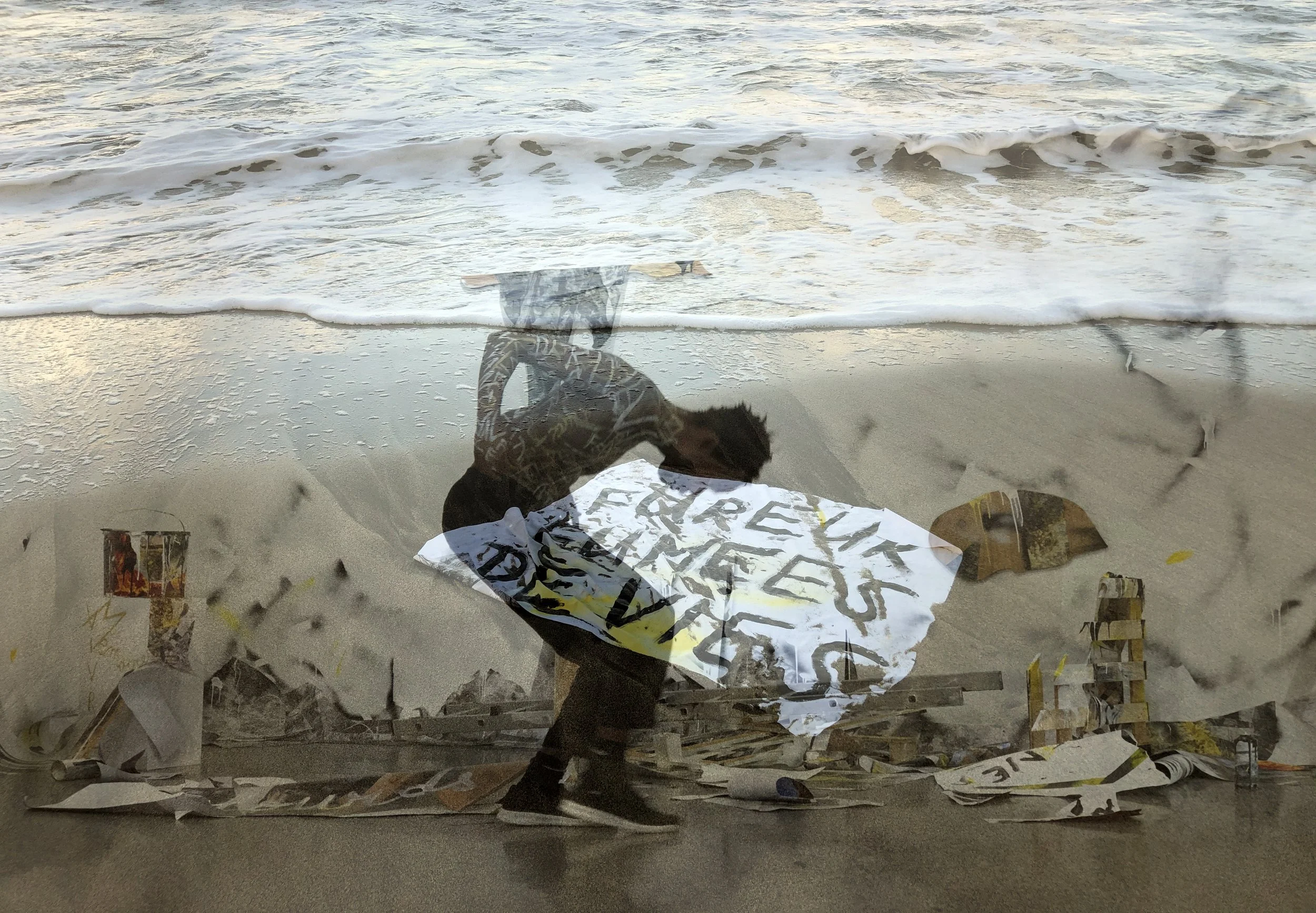 Reflet d’un homme sur une plage. La mer est visible en arrière-plan avec de petites vagues.
