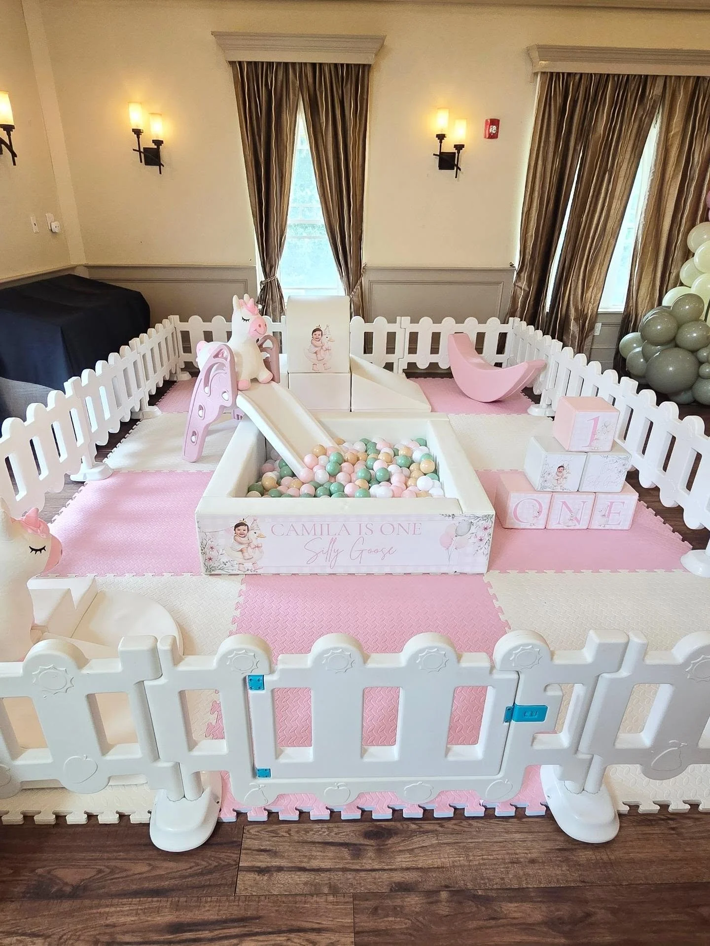 One Silly Goose turned ONE! 🪿🩷

Bringing this sweet theme to life was so much fun! Thank you for letting Tiny Steps be part of Camila's special day! ✨️

Venue: @cranfordsocial
Balloons: @magicaltouchdecorations
Softplay: @tinysteps_softplay

#onesi