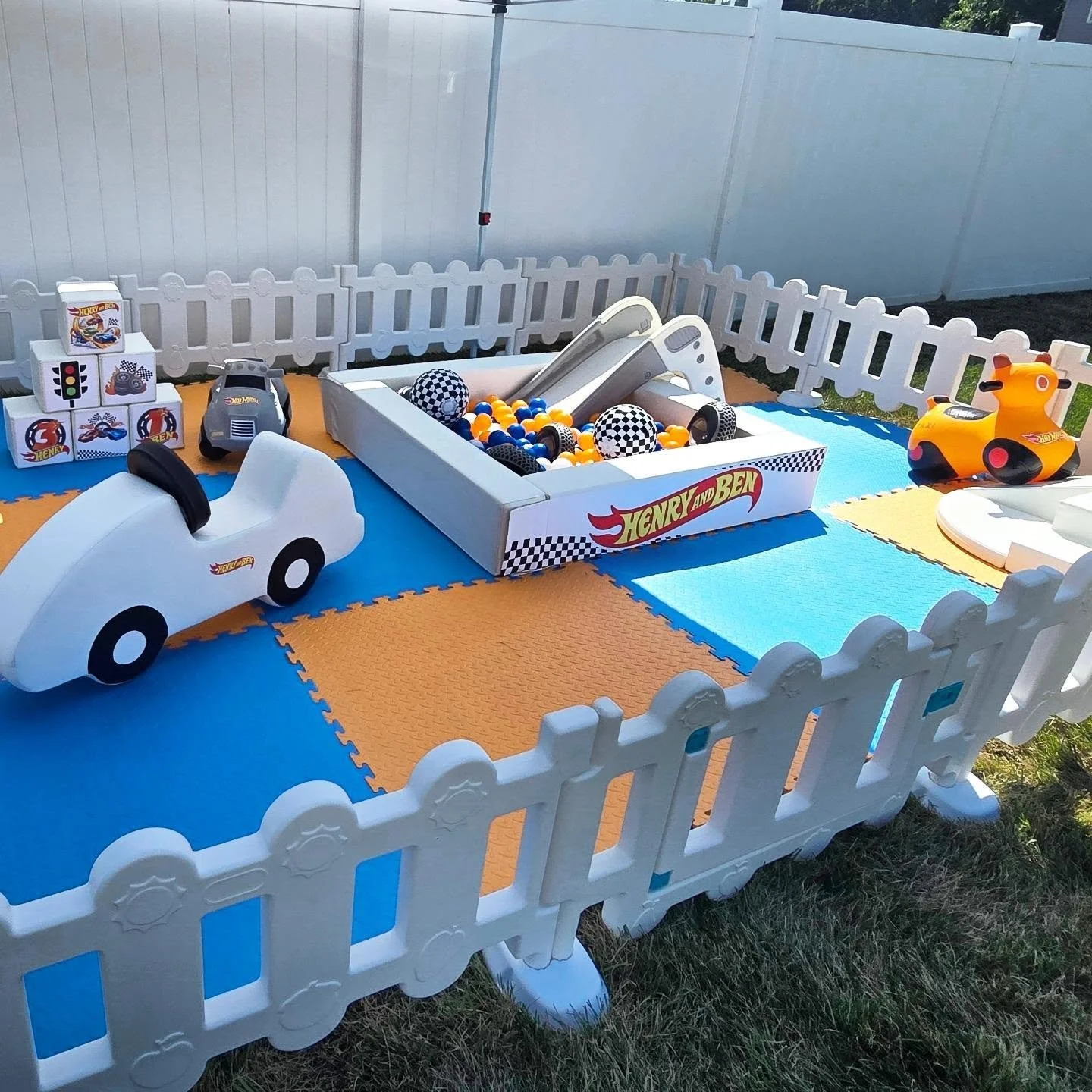 🏁 Revving up the fun for Henry &amp; Ben! 💙🧡

We loved bringing this Hot Wheels theme to life🔥🛞

Ready... Set... PLAY! 🏎️💨