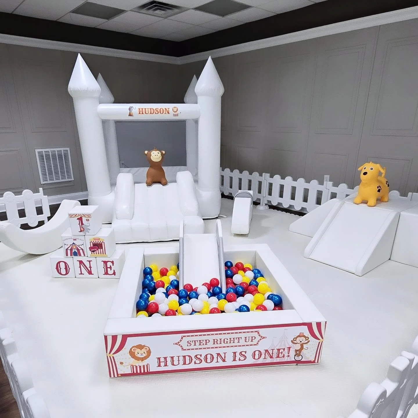 🎪✨ Step right up... Hudson is ONE! ✨🎪

Thank you for trusting Tiny Steps Soft Play to be part of Hudson's big day! Happy 1st Birthday! 🎉

#softplaynj #softplayfun  #1stbirthday  #carnivalparty