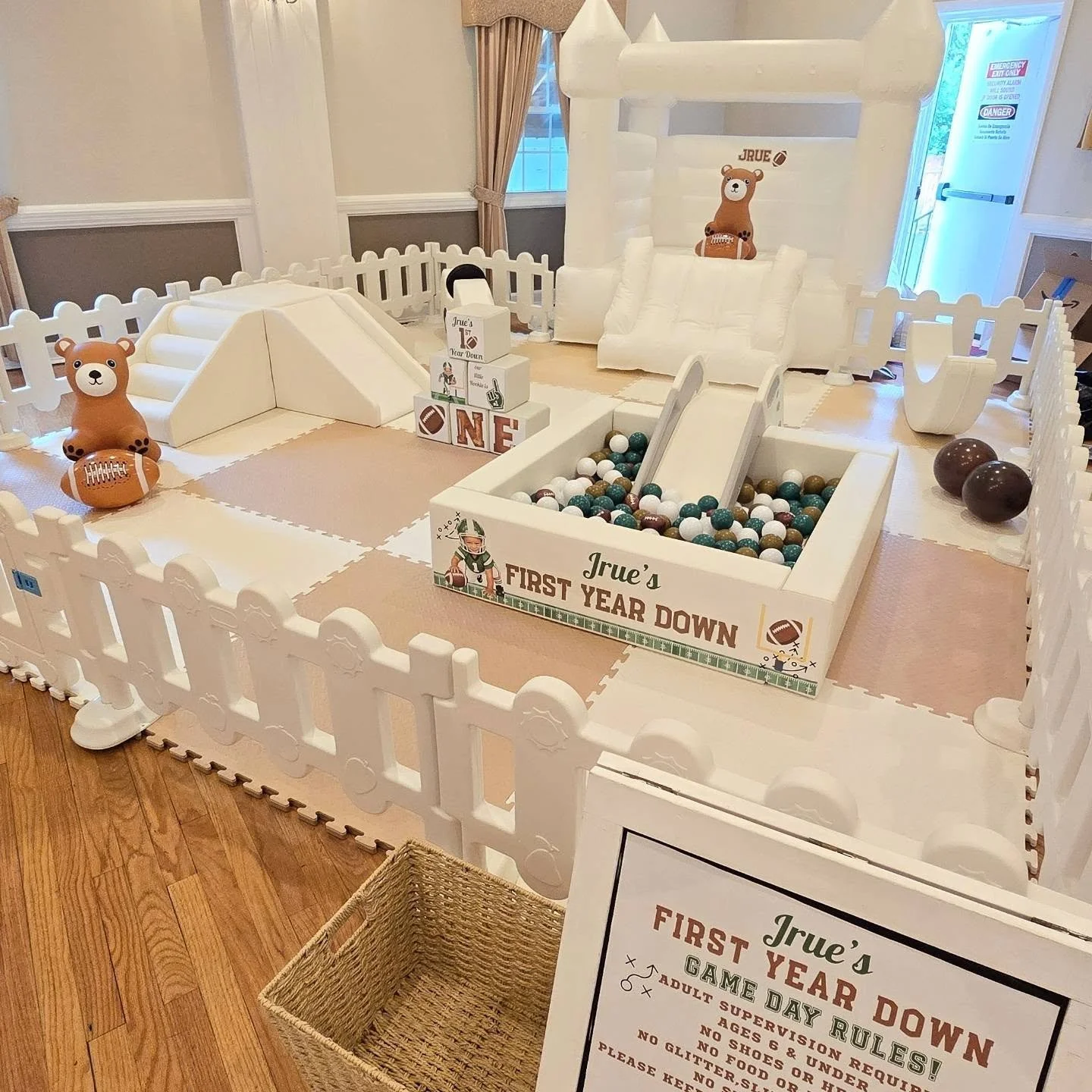 🏈 Jrue&rsquo;s First Year Down! 🤎

The cutest setup for the sweetest little rookie! 
From the custom ball pit to the football details, we loved bringing this theme to life.

First year down&hellip; a lifetime of touchdowns to go! 🤎