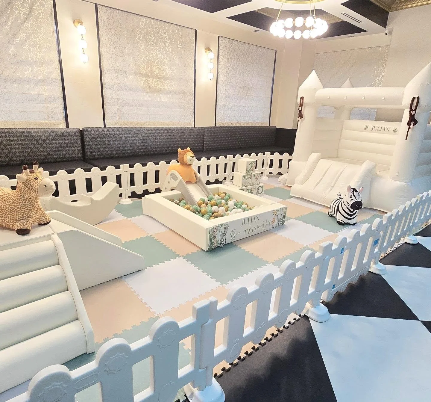 🐯Julian is born TWO be wild🦁🌿

The sweetest little safari setup for Julian&rsquo;s 2nd birthday! 🤎 We loved bringing this wild little celebration to life. 🦒🐘

Balloons: @decor_by_selena 
Soft play: @tinysteps_softplay