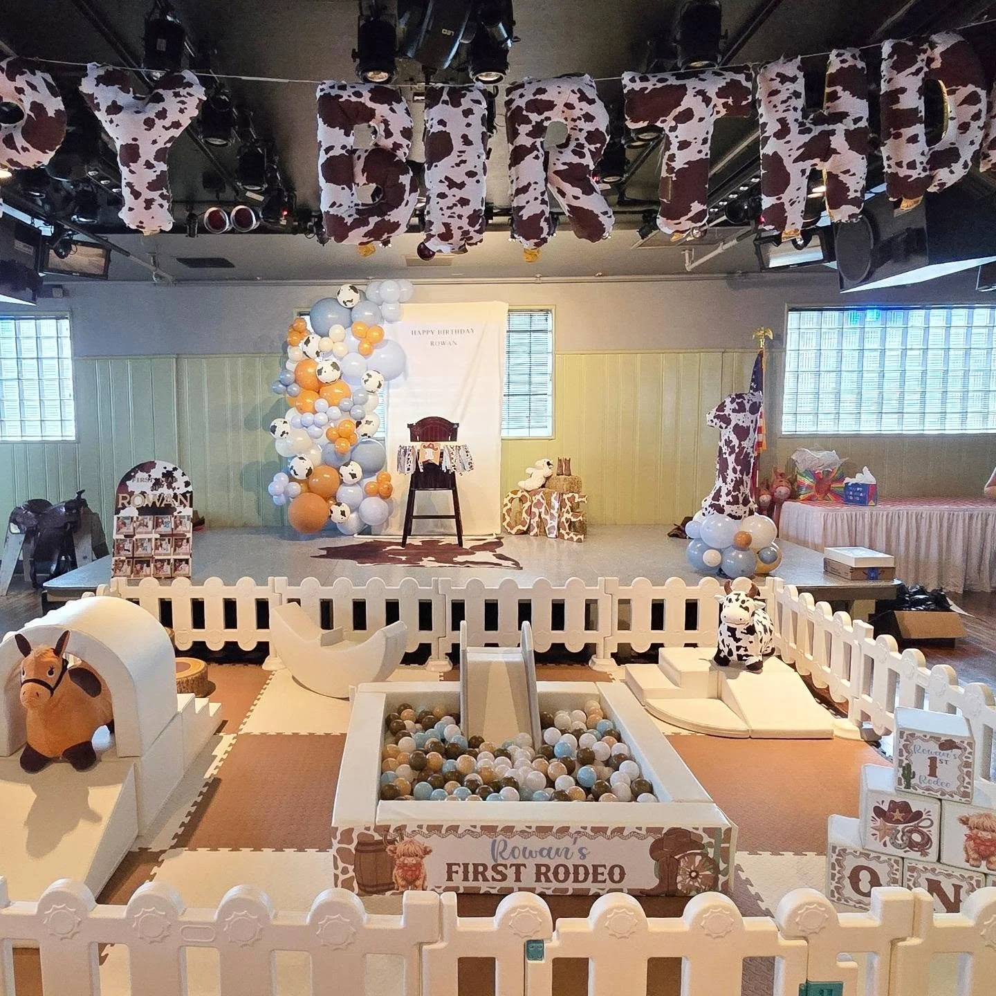 Rowan&rsquo;s First Rodeo 🤠🐮🤎

The sweetest little cowboy setup for a very special ONE! From the custom ball pit to every little western detail, we loved bringing this First Rodeo to life 🥳

Venue: @djais_belmar 
Balloons/decor : @ashley_daniello