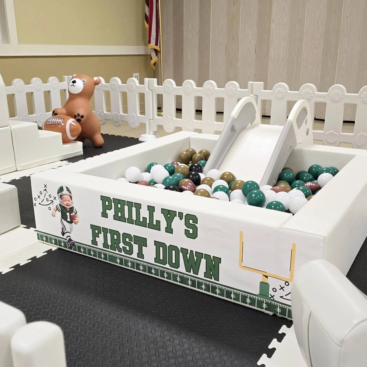 Philly's First Down 🏈💚

We loved bringing Philly&rsquo;s football themed celebration to life!

#touchdown  #firstdown  #softplay  #softplayfun #footballsoftplay