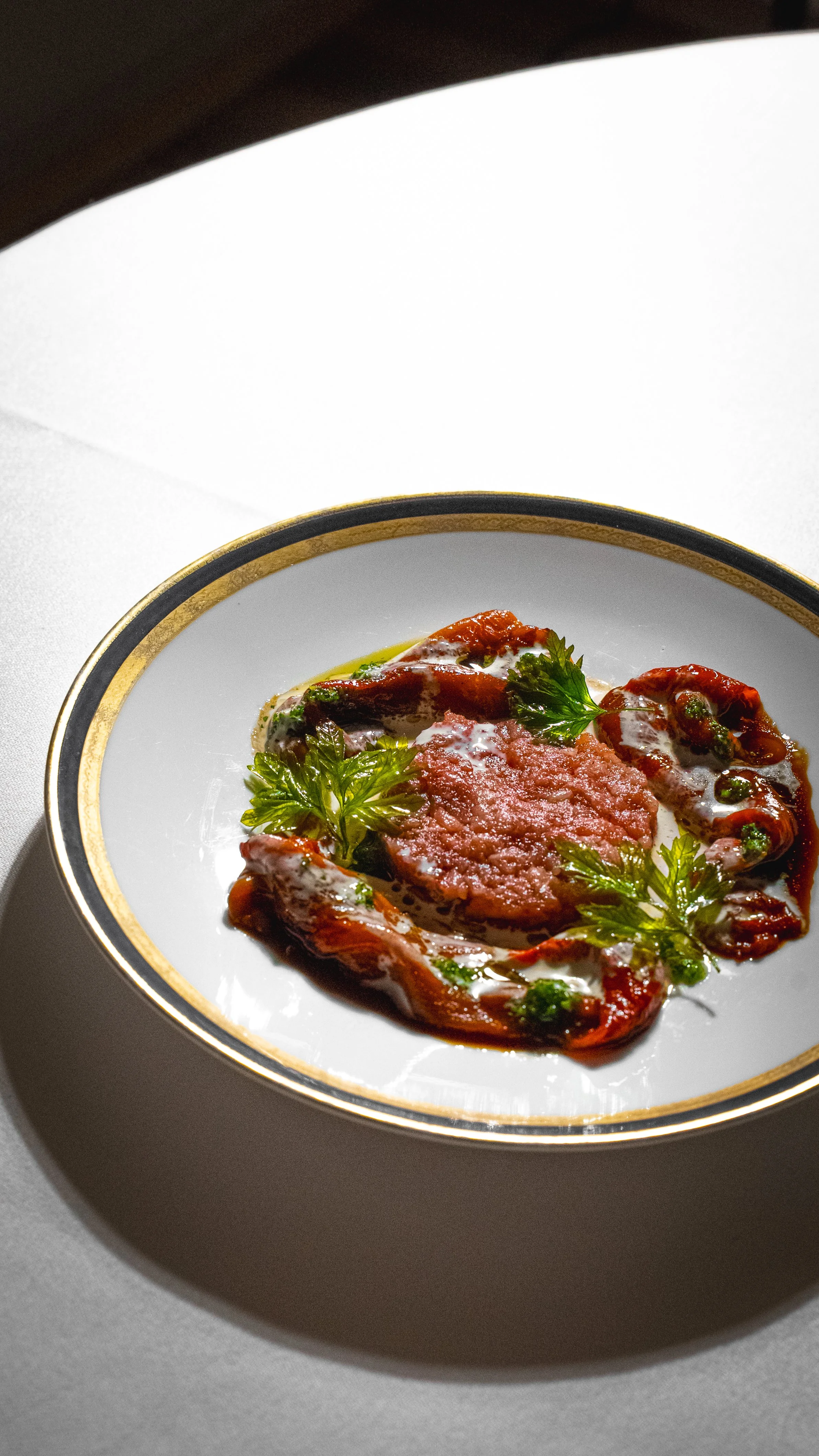 Piatti di cibo rappresentanti un piatto di antipasto con salsa e decorazioni di herbacee fresche.