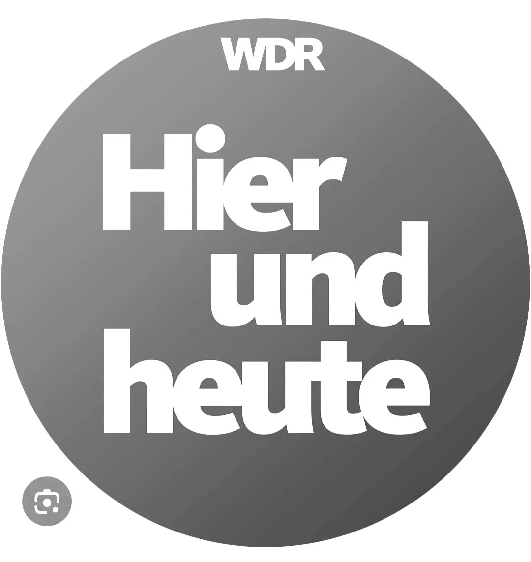 Grauer Kreis mit weißem Text, der lautet: 'Hier und heute', und das Logo von WDR oben.