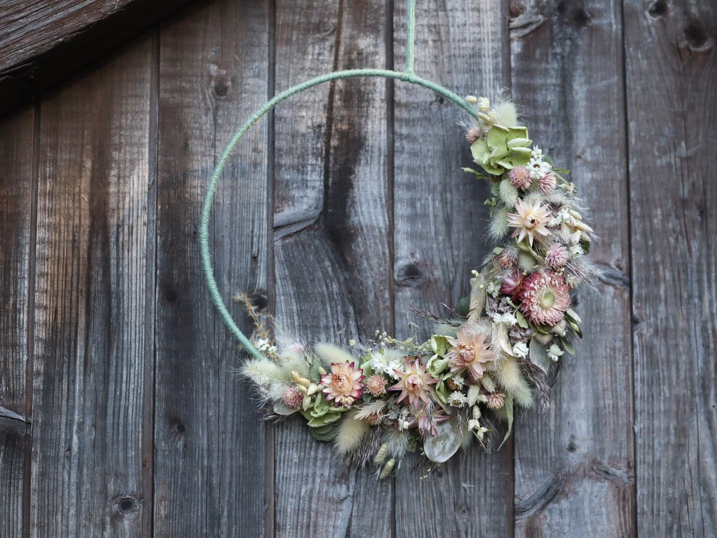 Flowerhoop - Trockenblumenring mit sichelförmigem Blütenschmuck 
