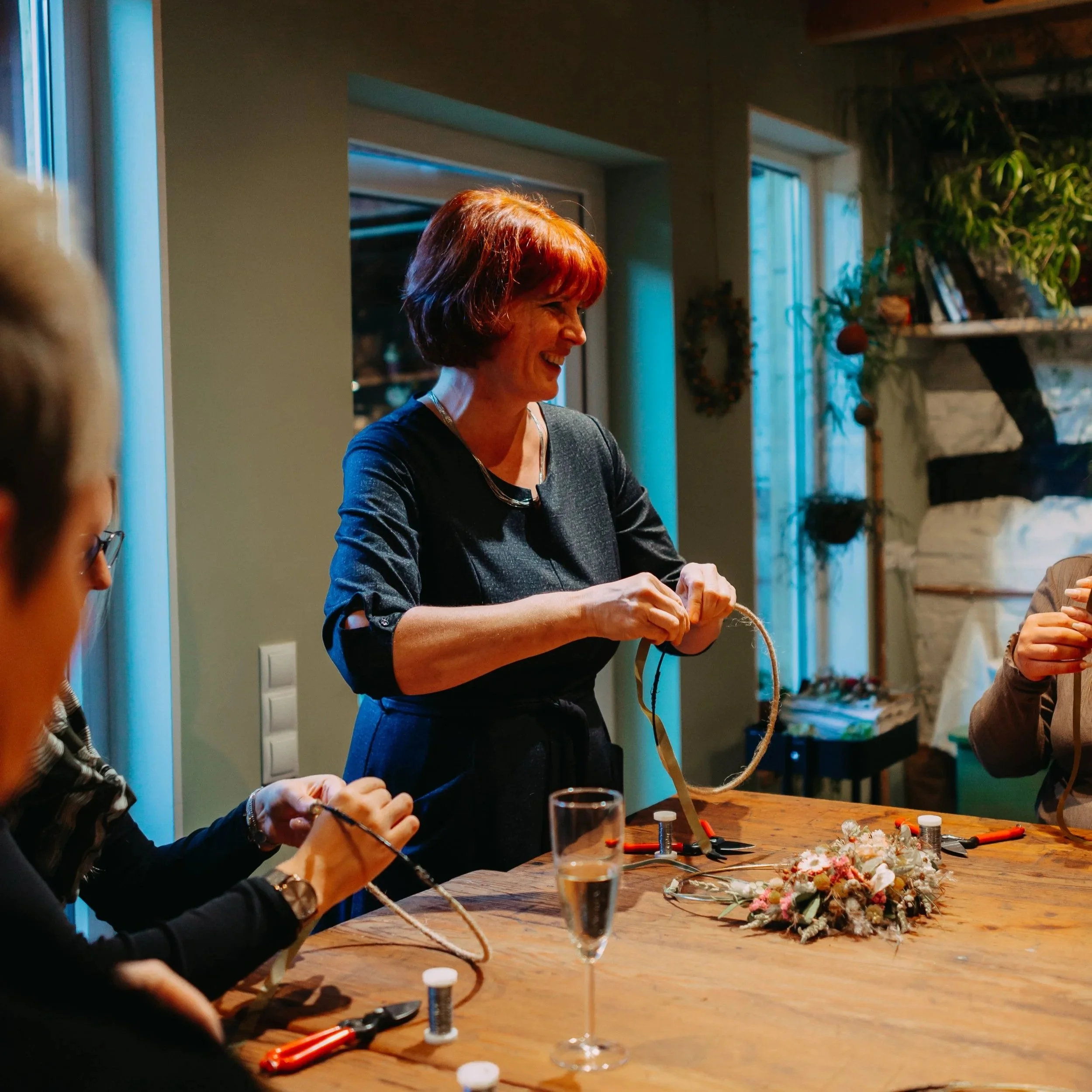 Marie Cramer Workshopleitung bei Blumenworkshop