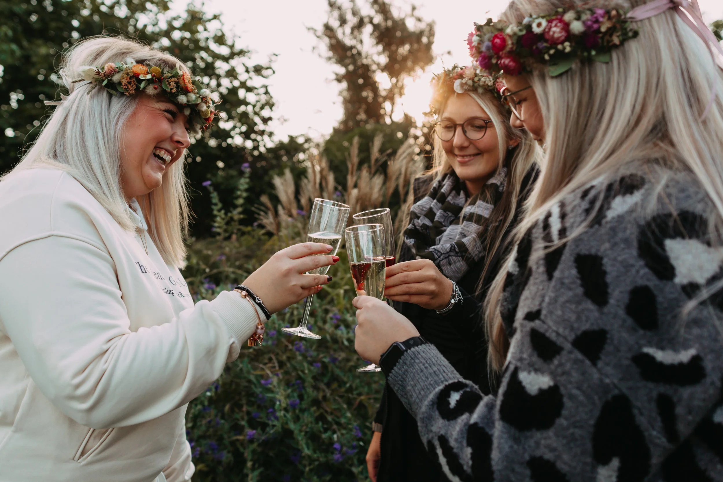JGA Frauen im Garten mit Blumenhaarkränzen