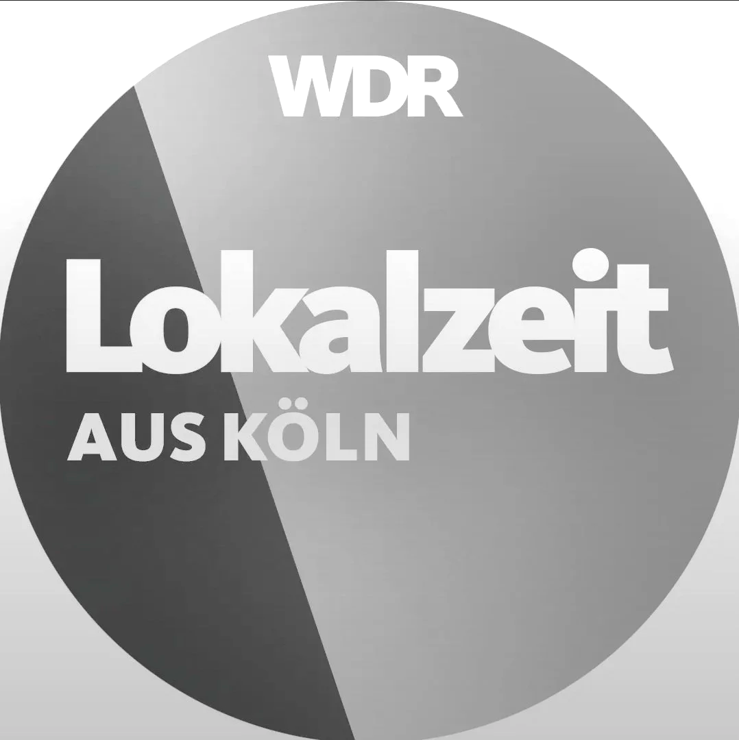 Grafik mit dem Text ‚WDR Lokalt aus Köln‘ in schwarz-weiß, das Logo des regionalen Radiosenders WDR Köln zeigt