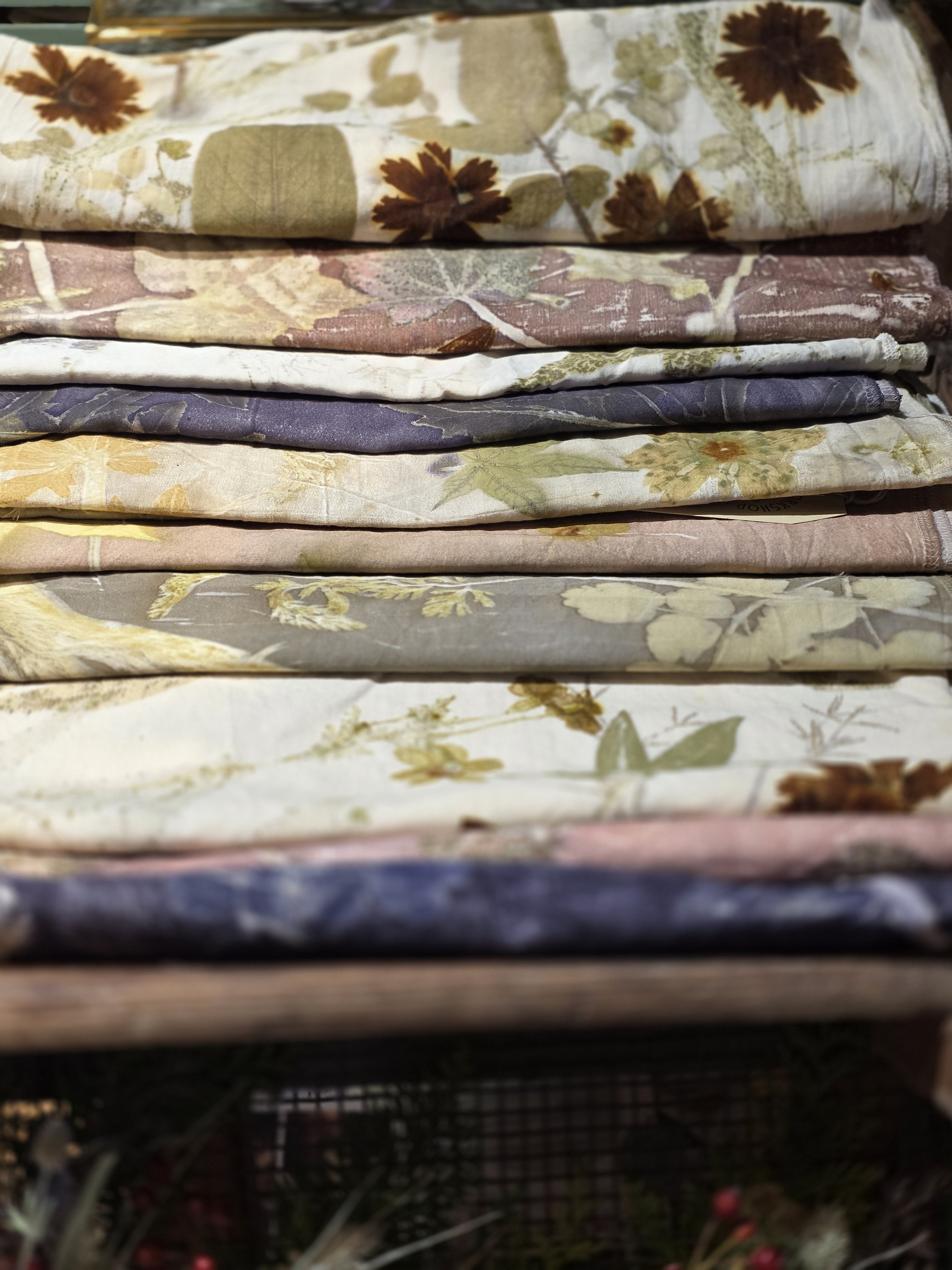 Ein Stapel mit Ecoprints in verschiedenen Farben