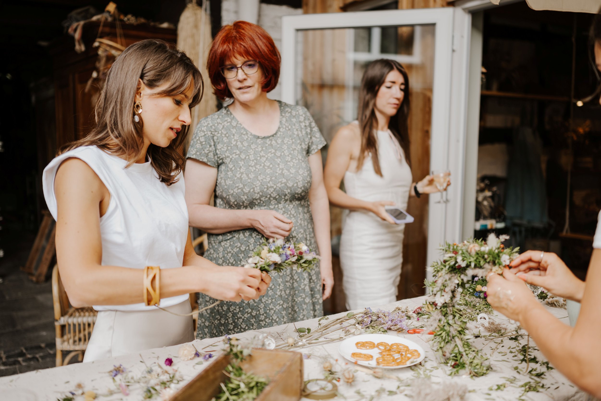 Teilnehmerinnen fertigen eigene Flowercrown beim Blumenworkshop NRW