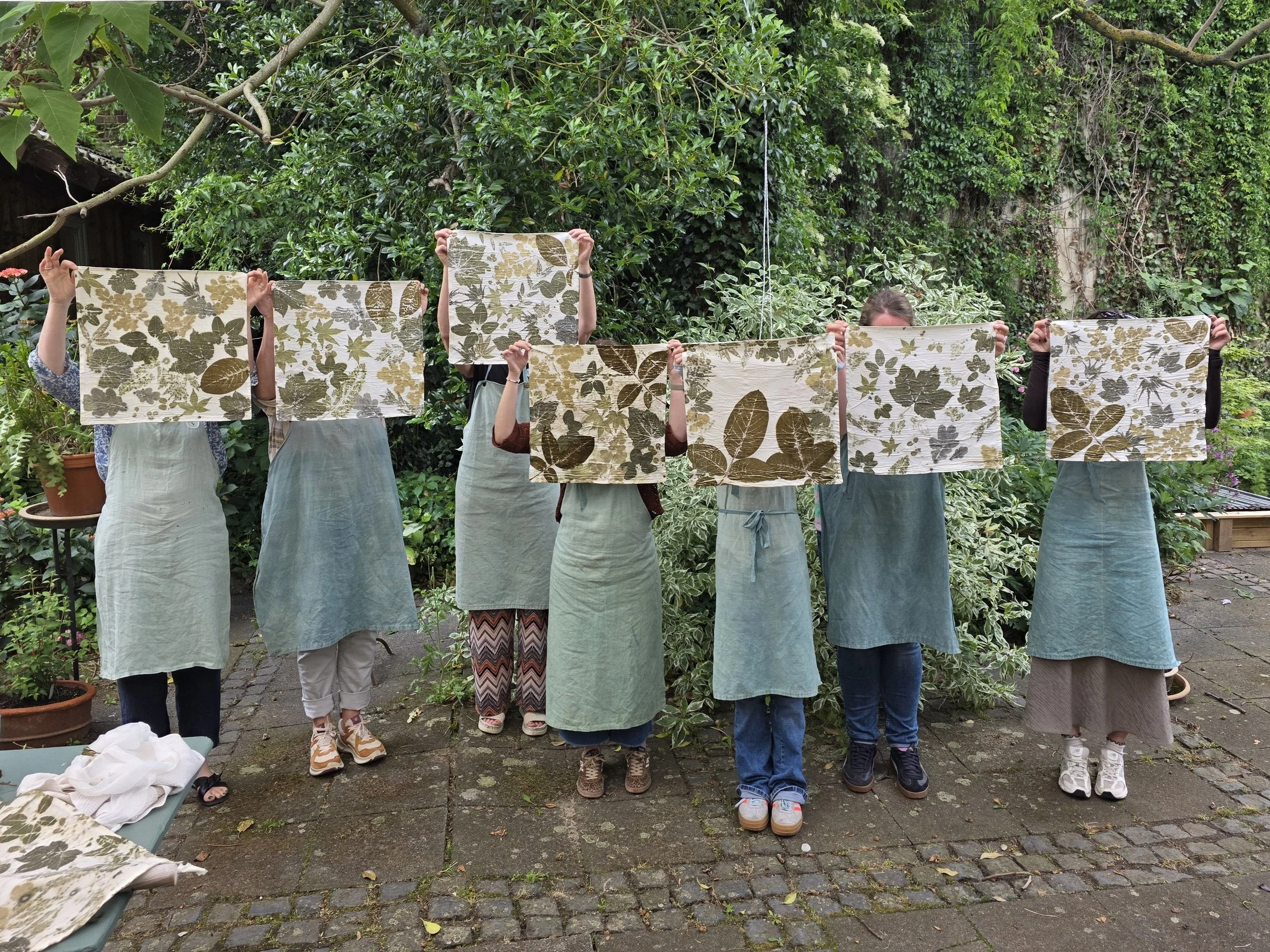 Teilnehmerinnen vom Ecoprinting Schnupperworkshop mit ihren gedruckten Kissen