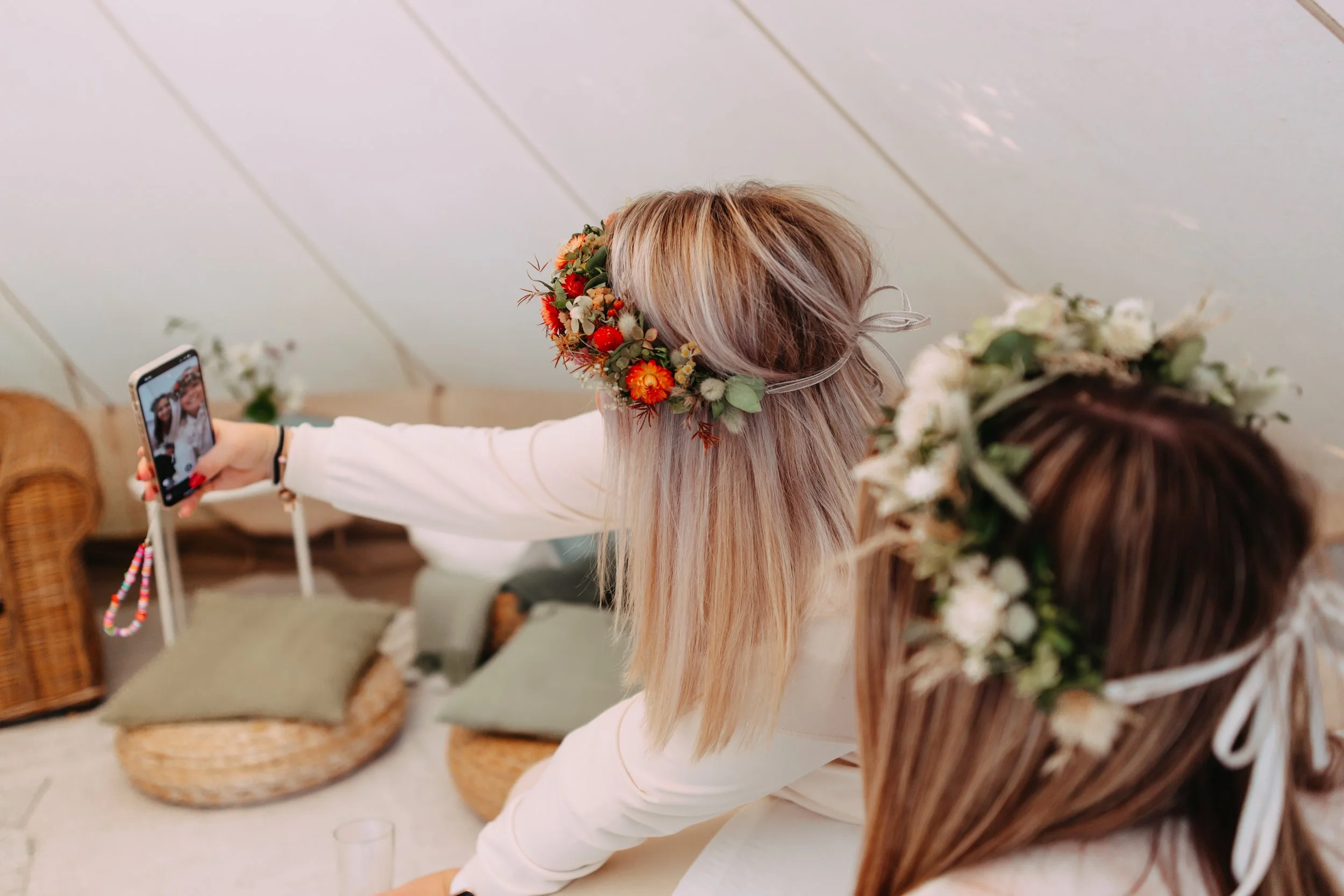 Junggesellinnen mit Flowercrown machen Selfie