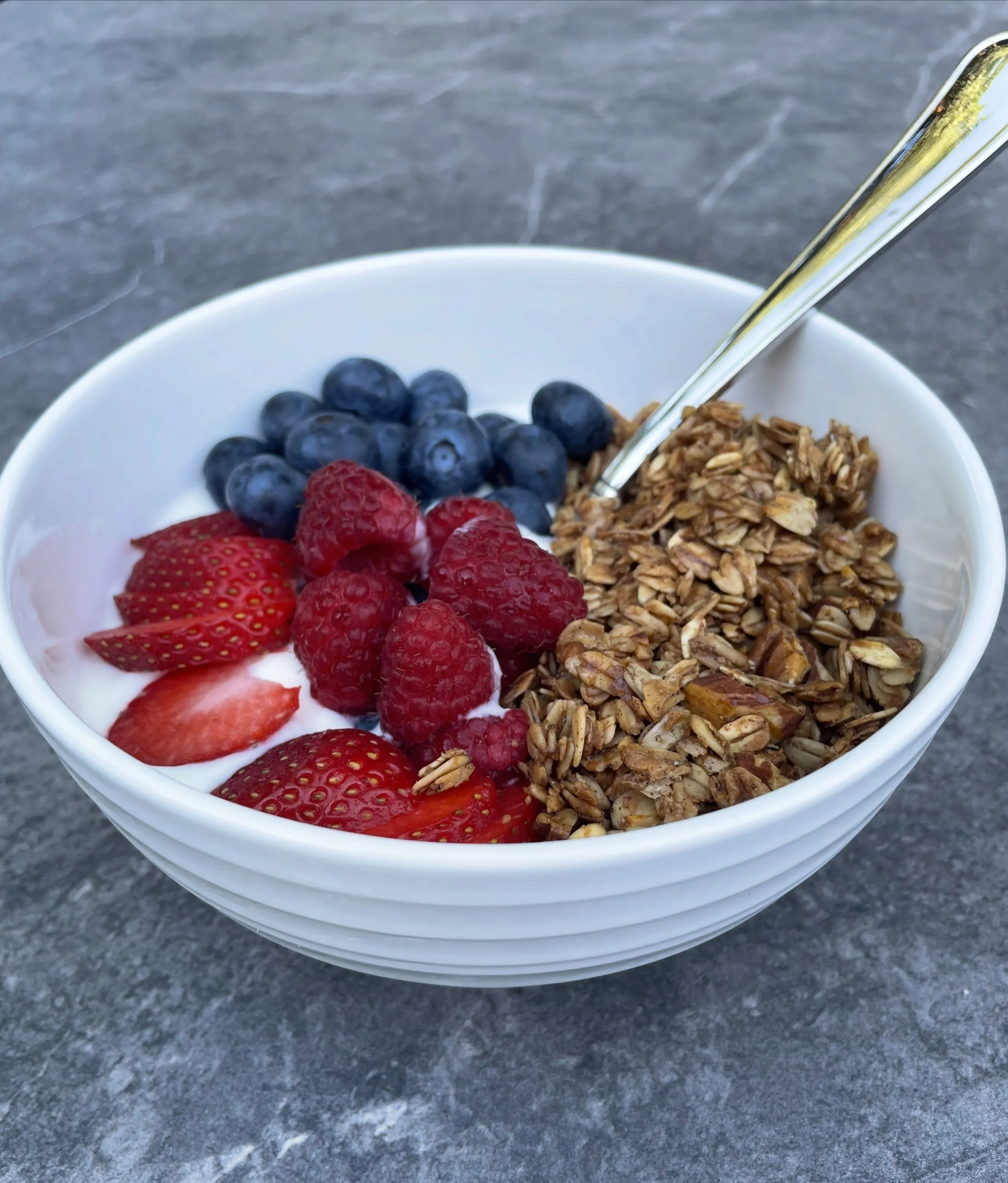 Treat yo&rsquo;self 😋🍓🫐🌾

#friday #treat #granola #smallbatch