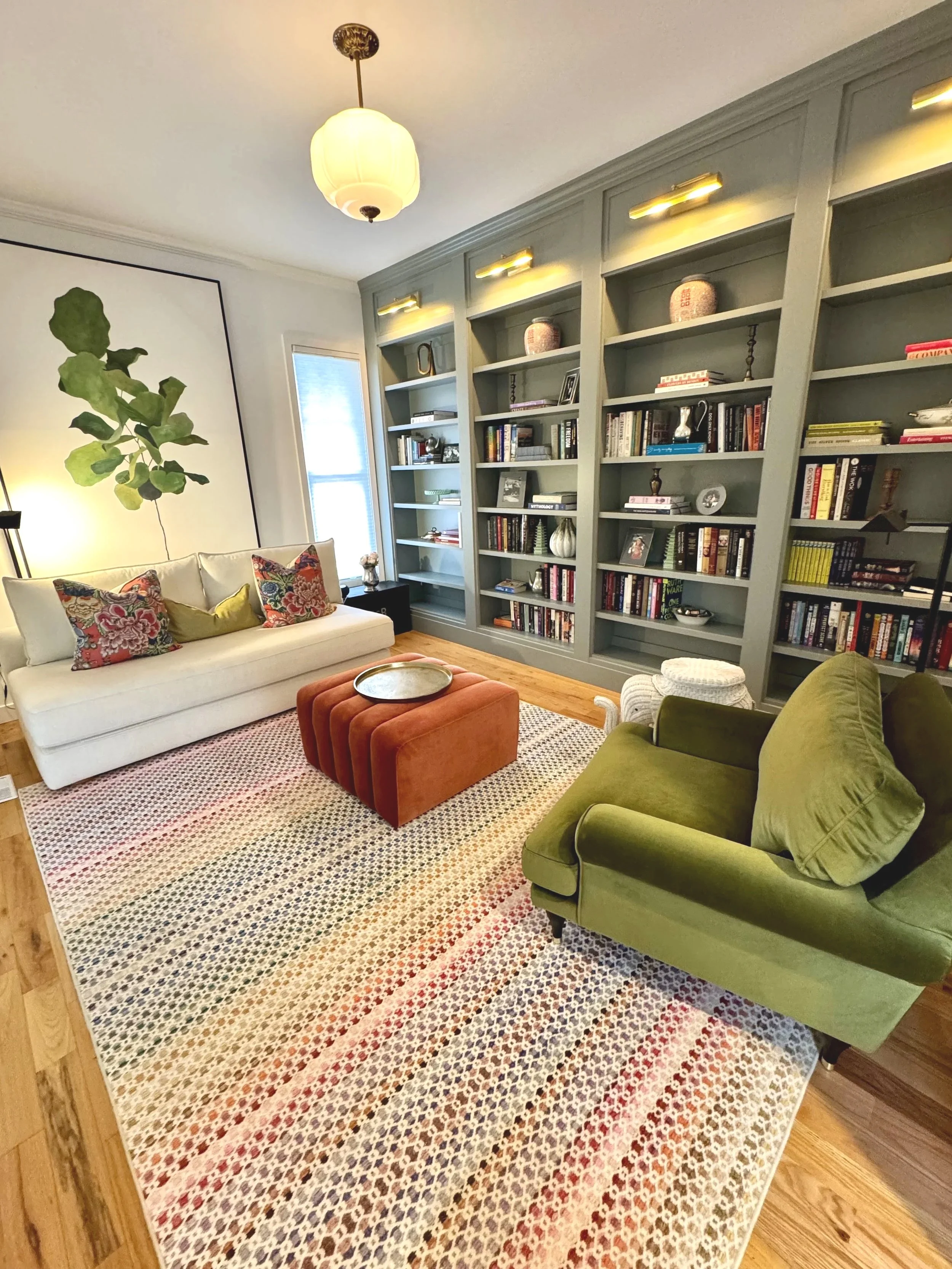 A cozy library room. 