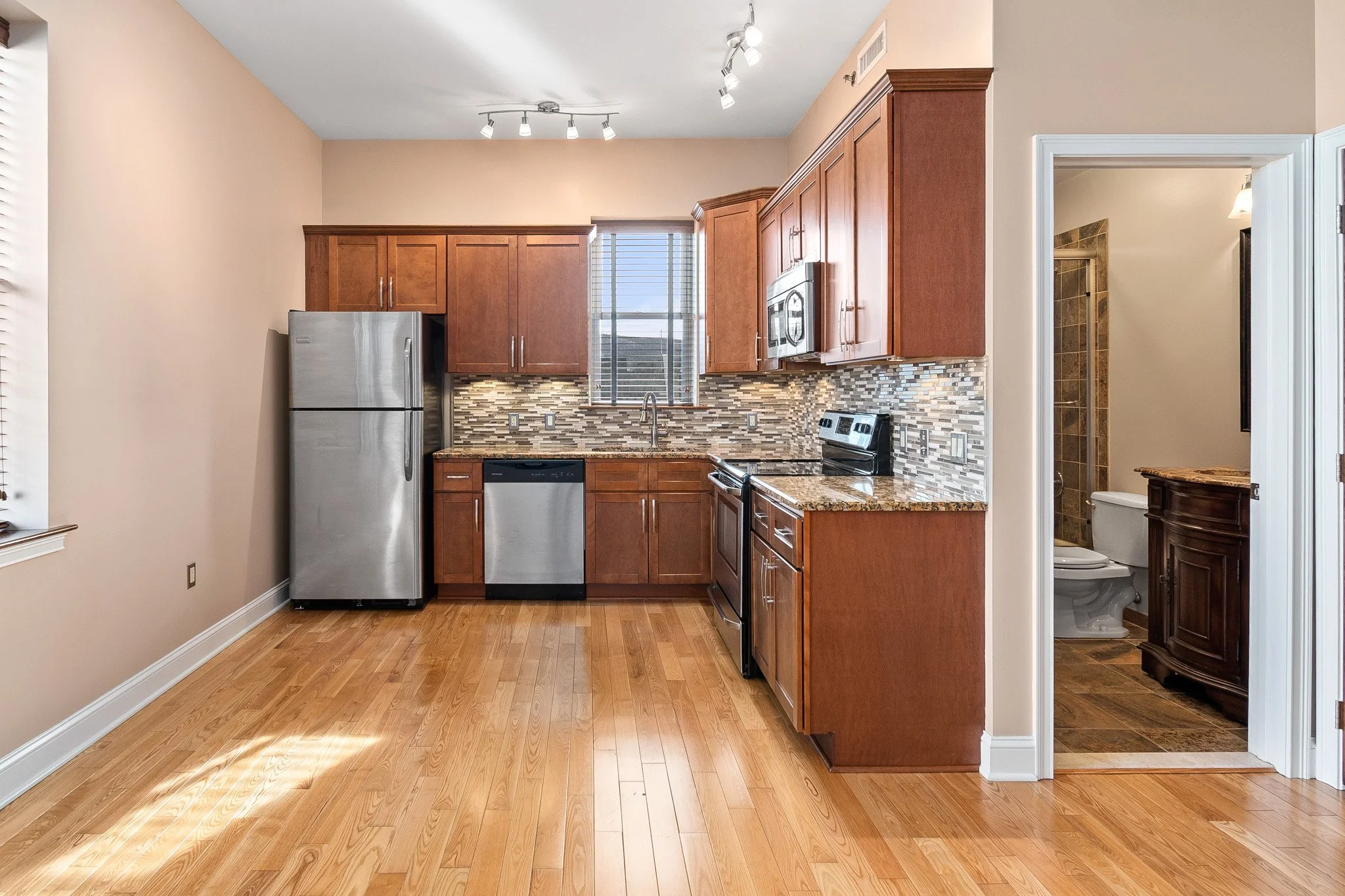 24 Kitchen.jpg