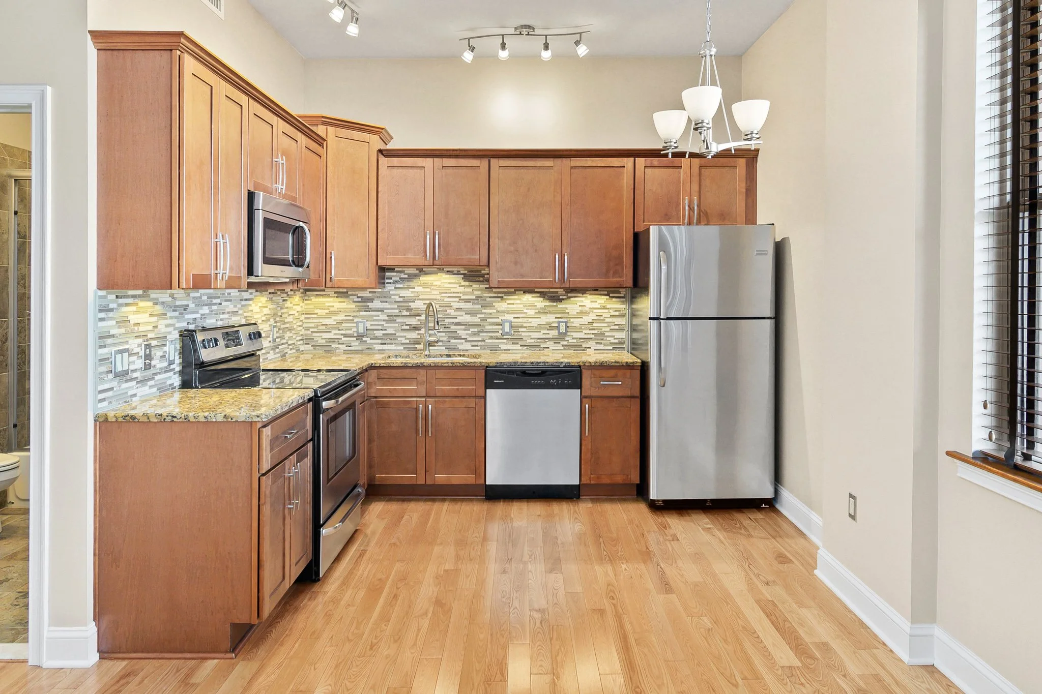 38 Kitchen.jpg