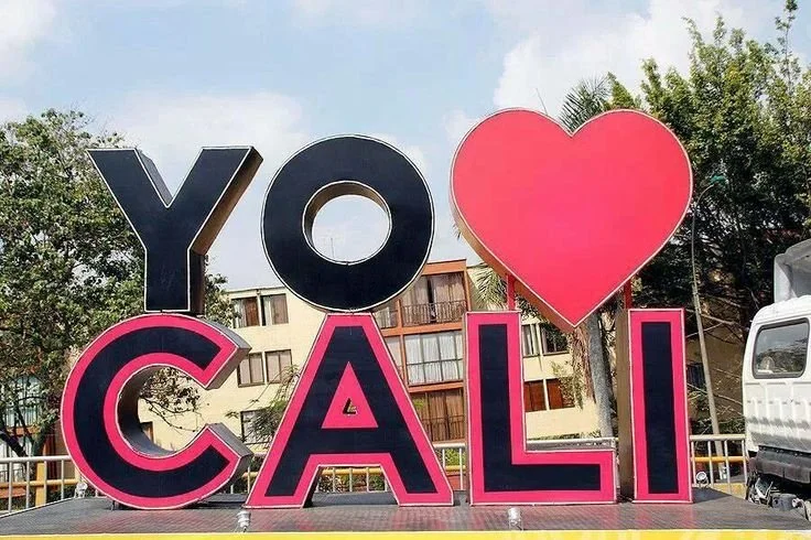 Letras grandes que dicen "Y O" seguidas de un corazón y las letras "C A L I".