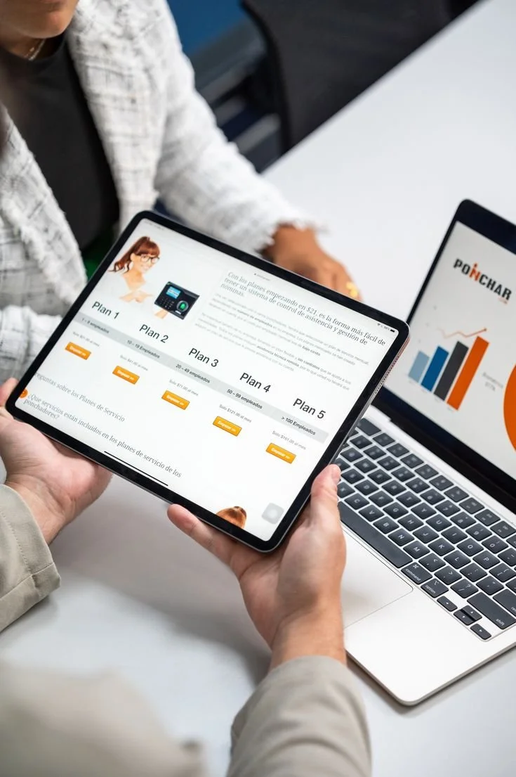 Persona mostrando una tableta con diferentes planes de servicio, junto a una computadora portátil con gráficos de barras y un logotipo de 'PONCHAR' en la pantalla.