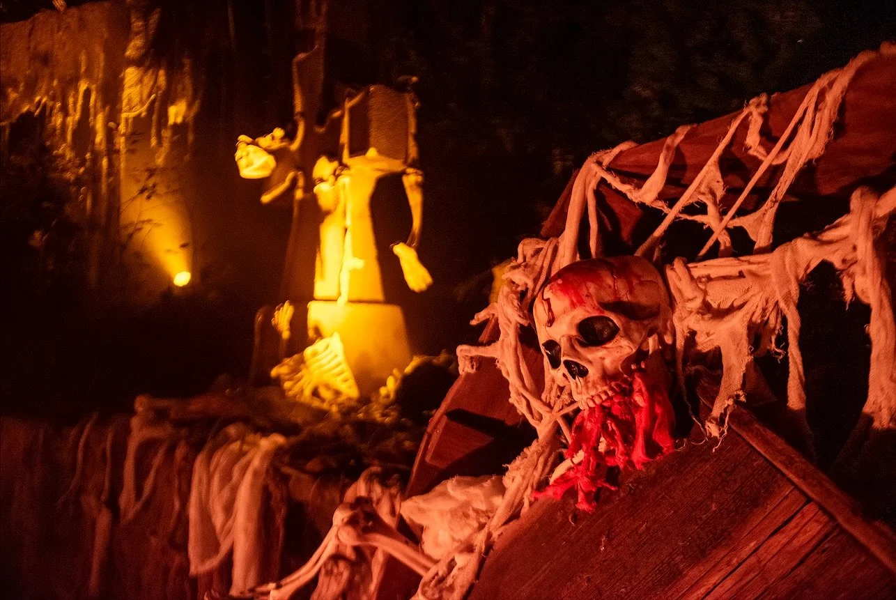 Happy Halloween!! 🎃 

Hope your night is full of tricks AND treats. 👻🎃
Swipe to see some more of my past large-scale #halloweendecor for Legends of Horror in Toronto.

And get ready&hellip;. Christmas season starts tomorrow!! 🎄