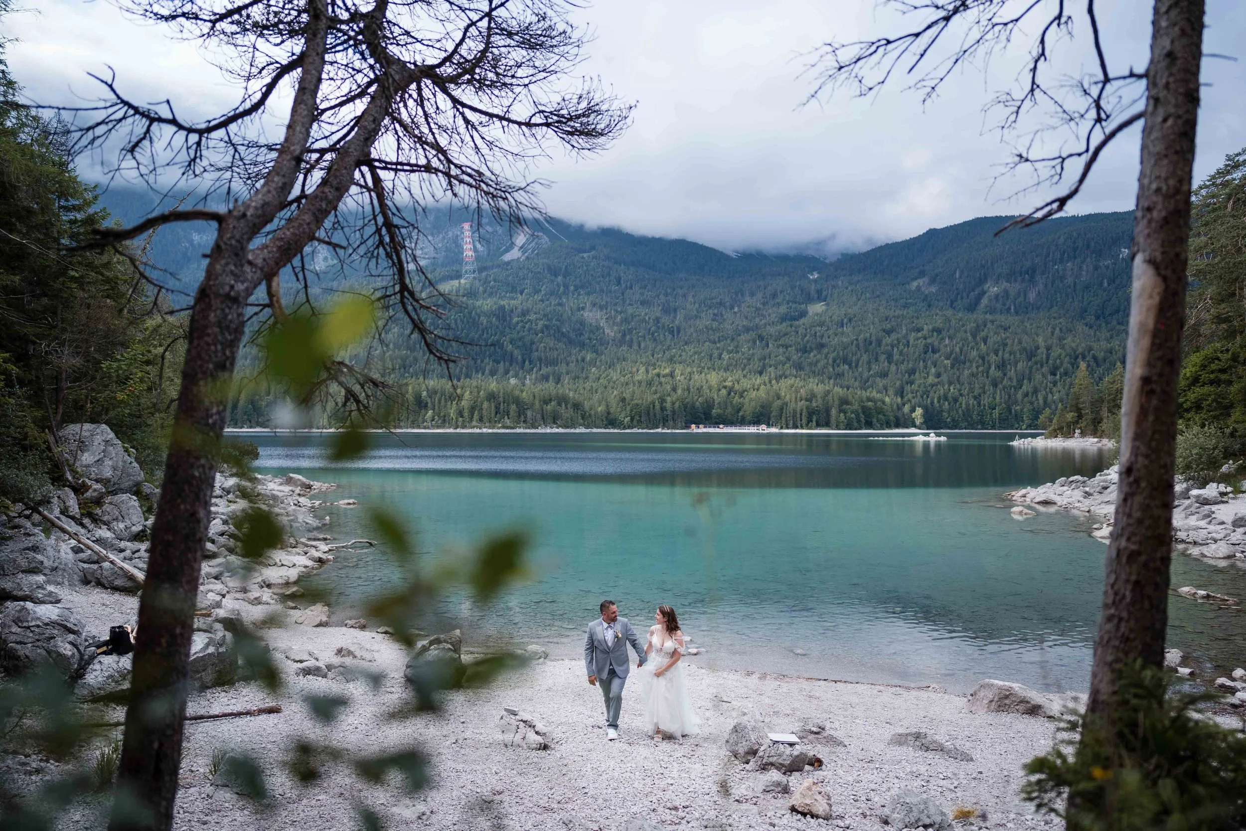 Brautpaar beim Paar-Shooting am Eibsee mit Bergkulisse