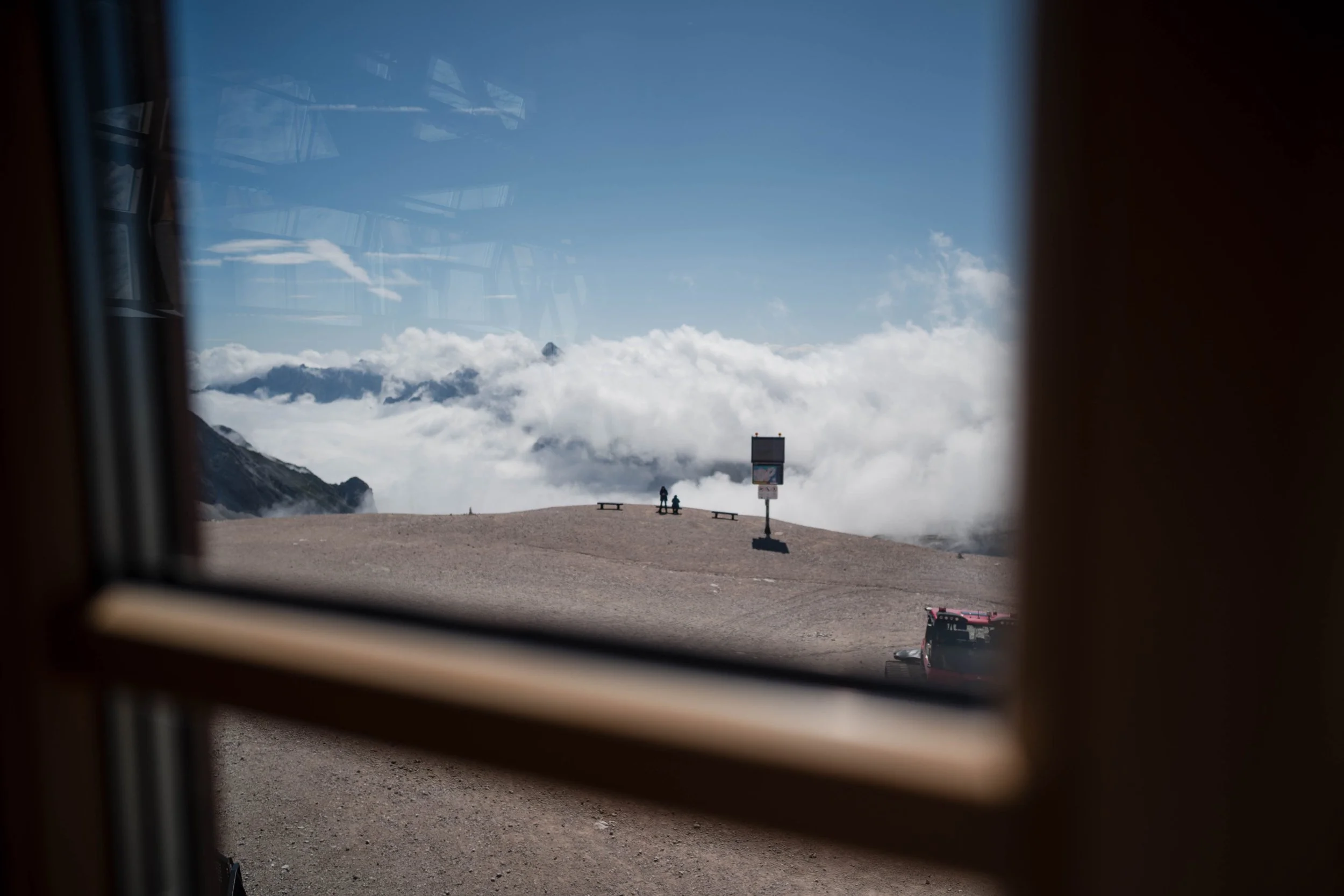 Brautpaar bei der standesamtlichen Trauung auf der Zugspitze