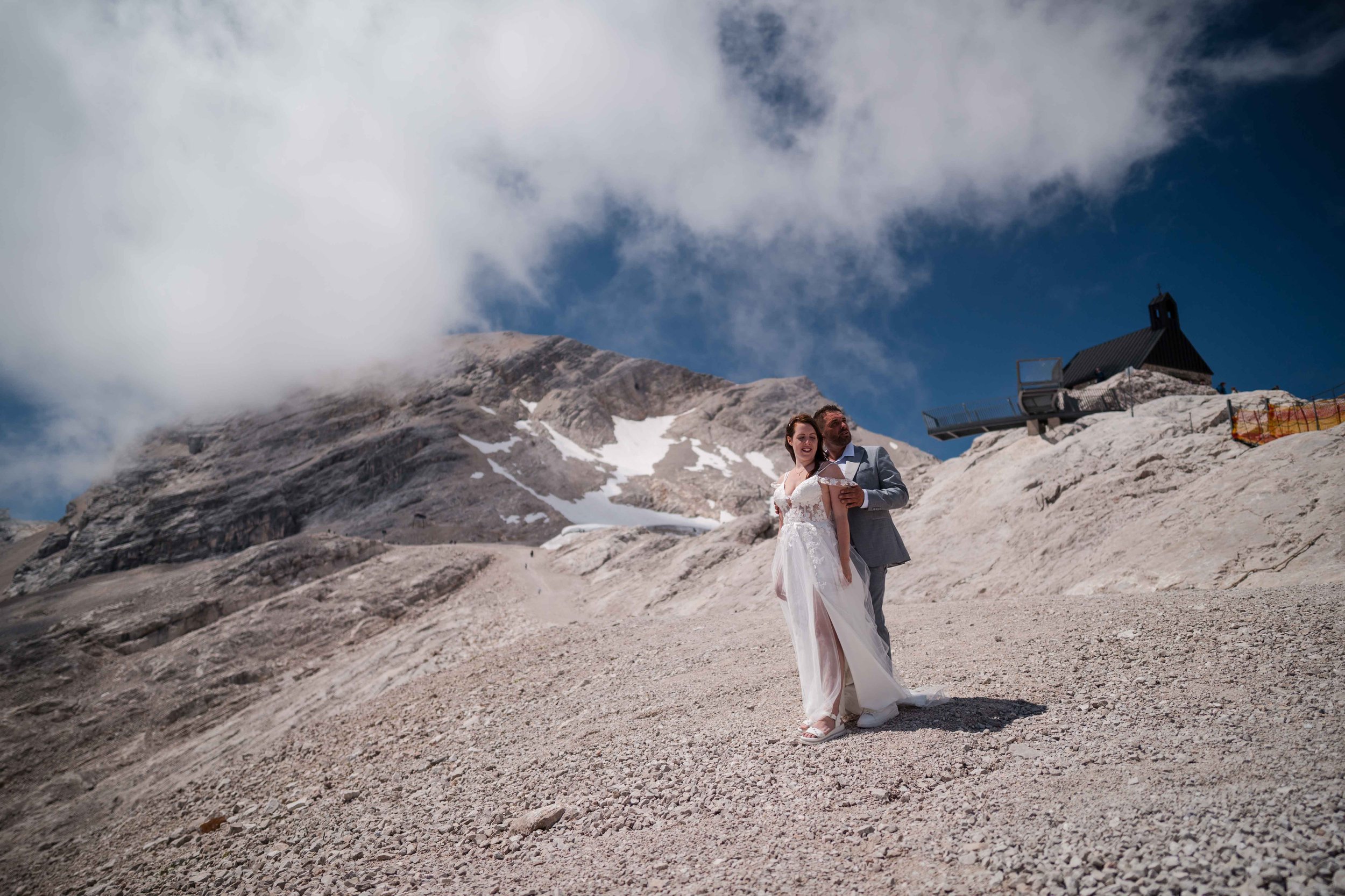 Brautpaar beim Paar-Shooting auf der Zugspitze mit Panoramablick
