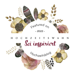 Blumen, Federn und Beeren in pastellfarbenen Tönen, umkreisen ein Textlogo für einen Hochzeitsblog, der 'Sei inspiriert' heißt, mit Angaben zu Featured on 2022.