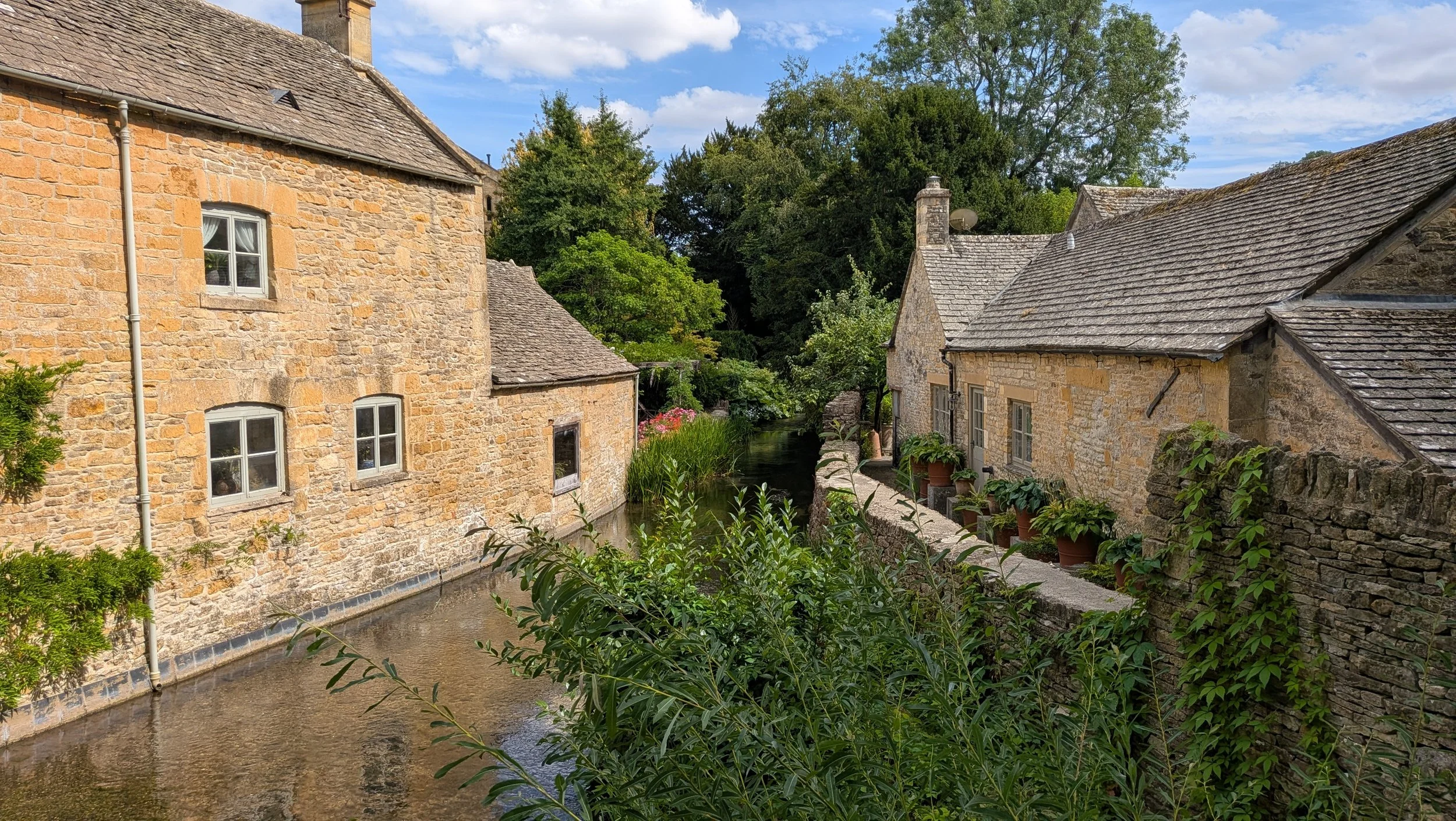 bourton-on-the-water-river-windrush-cotswold-experience