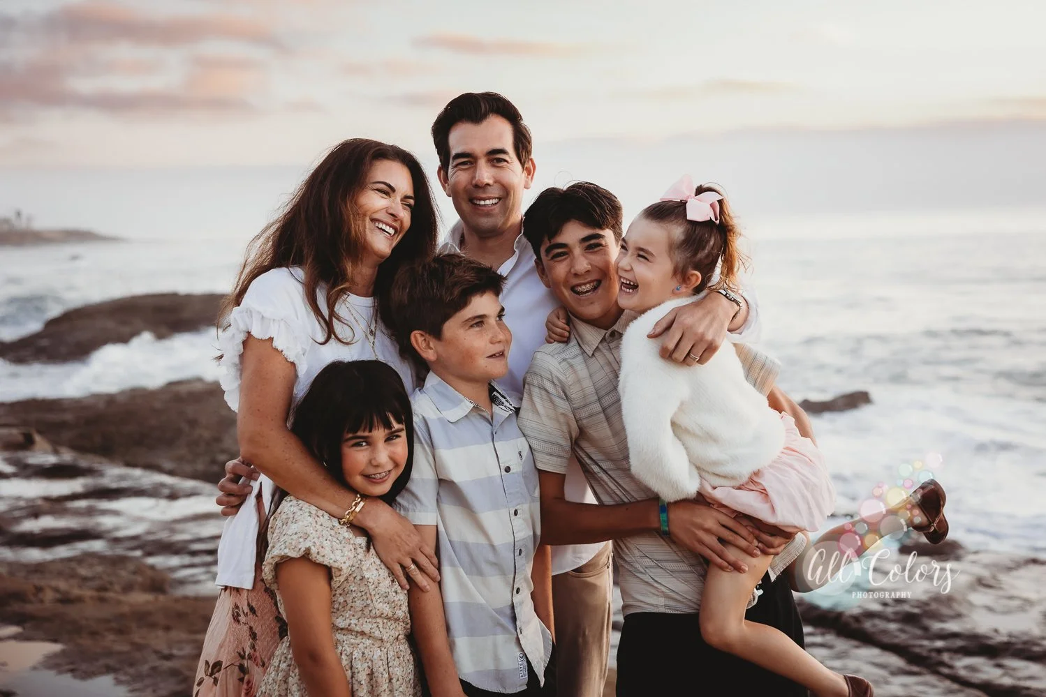 Family of mom, dad and 4 children on the cliffs in San Diego.