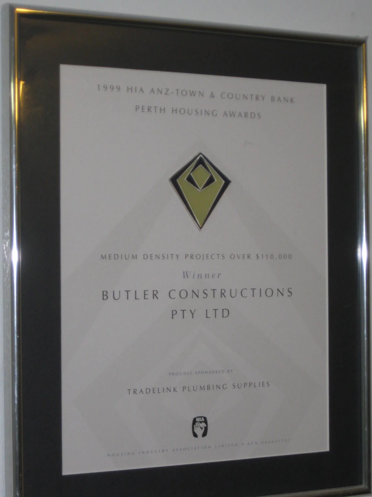 An award plaque for the 1999 HIA ANZ-Town & Country Bank Perth Housing Awards, awarded to Butler Constructions Pty Ltd, sponsored by Tradelink Plumbing Supplies.
