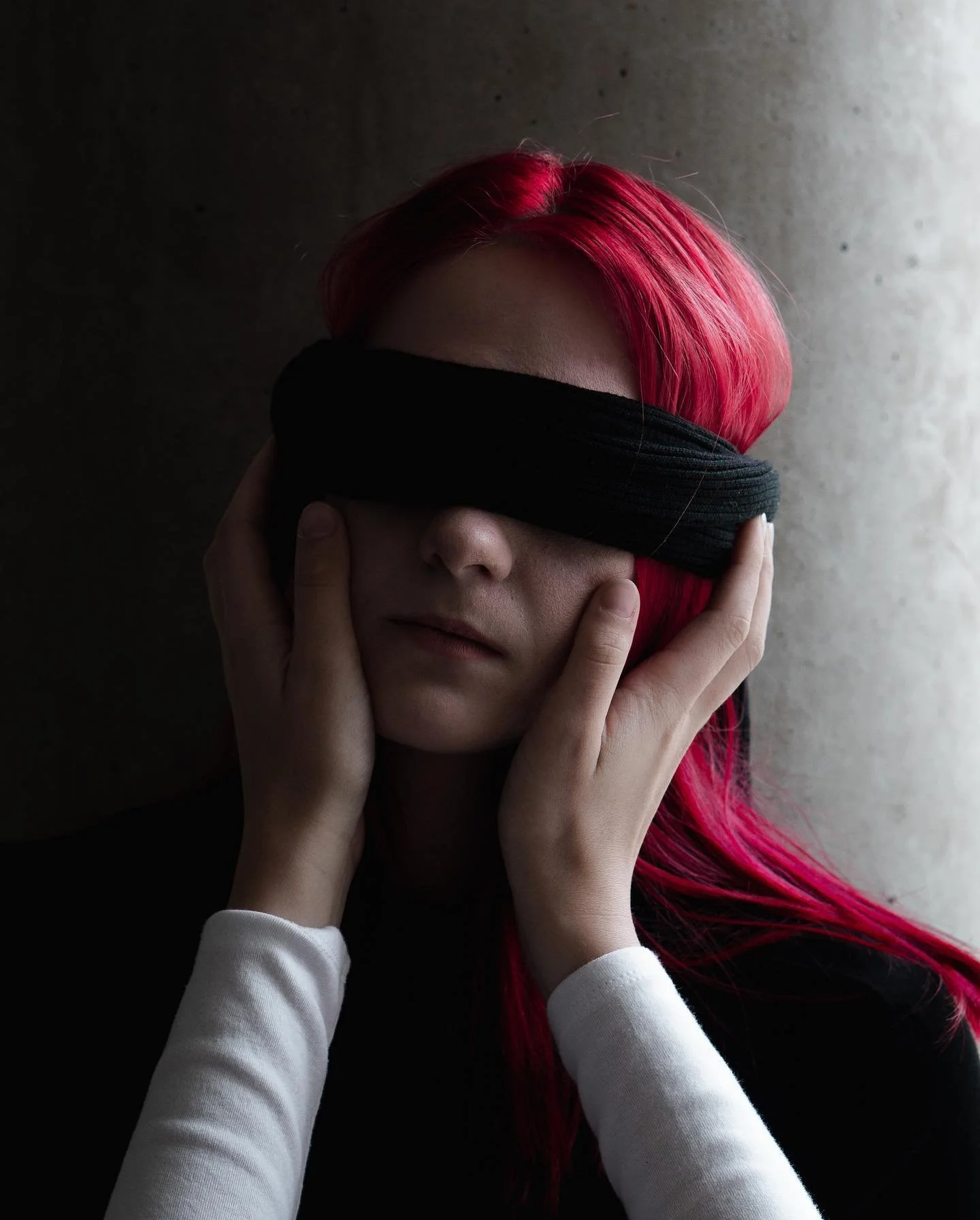 Bliss 🕊 .
model: @drac.uwu.la .
.
#moodyports #portraitpage  #atlantaphotographer #portraitvisuals #femalemodel #phornography #thinkverylittle #777luckyfish #insomniamag #abstract #blindfold