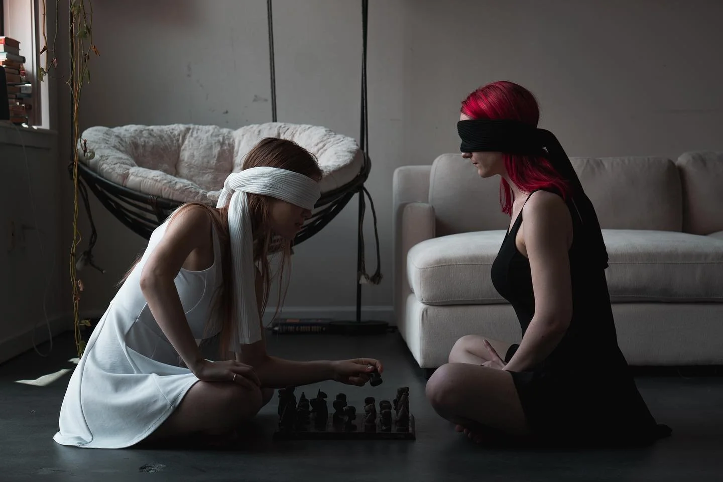 🥀🕊
.
&bull;
models: @chelsea.getchell  @drac.uwu.la .
&bull;
&bull;
#moodyports #portraitpage  #atlantaphotographer #portraitvisuals #femalemodel #phornography #thinkverylittle #777luckyfish #insomniamag #discoverportraits #collabatl #blindfold