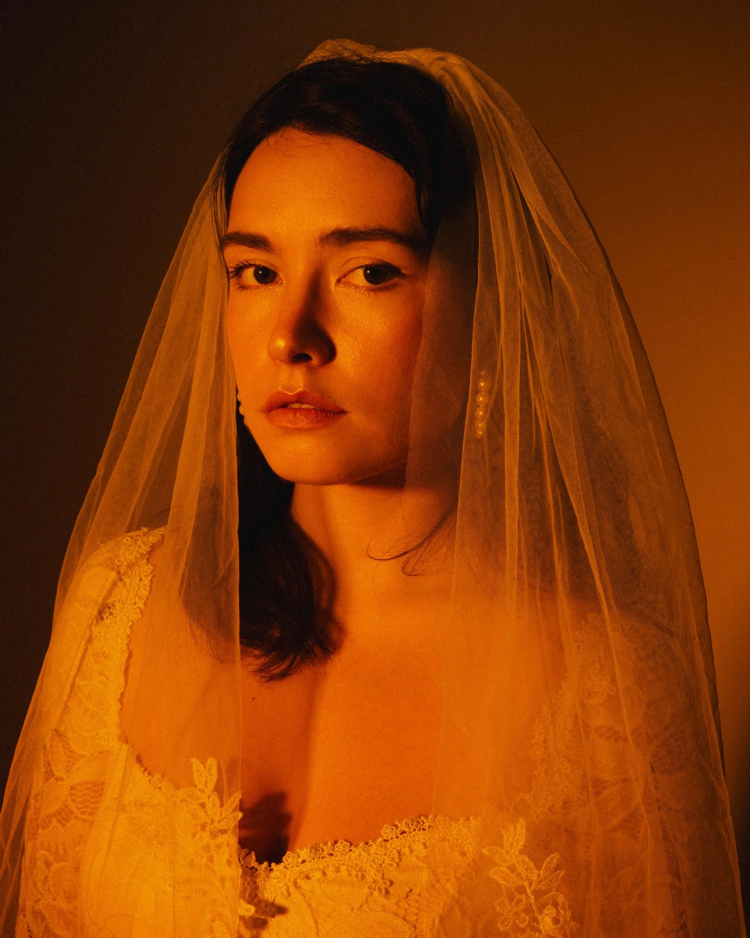 Portrait d'une femme avec une voile ornée de perles, dans un éclairage chaud