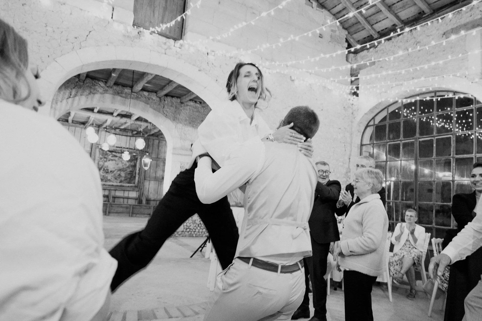 Un groupe de personnes dansant et s'amusant lors d'une fête ou d'une célébration intérieure.