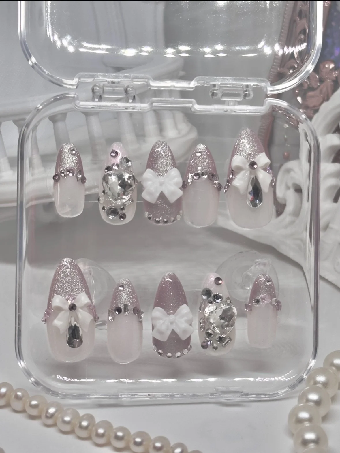 Glass rhinestones are on another level 💎🩷

This set is available as a one of a kind and will fit small-medium nails✨ $40 USD 

These nails can be worn over and over again with the right care, made with real gel polish, these press ons are made to l