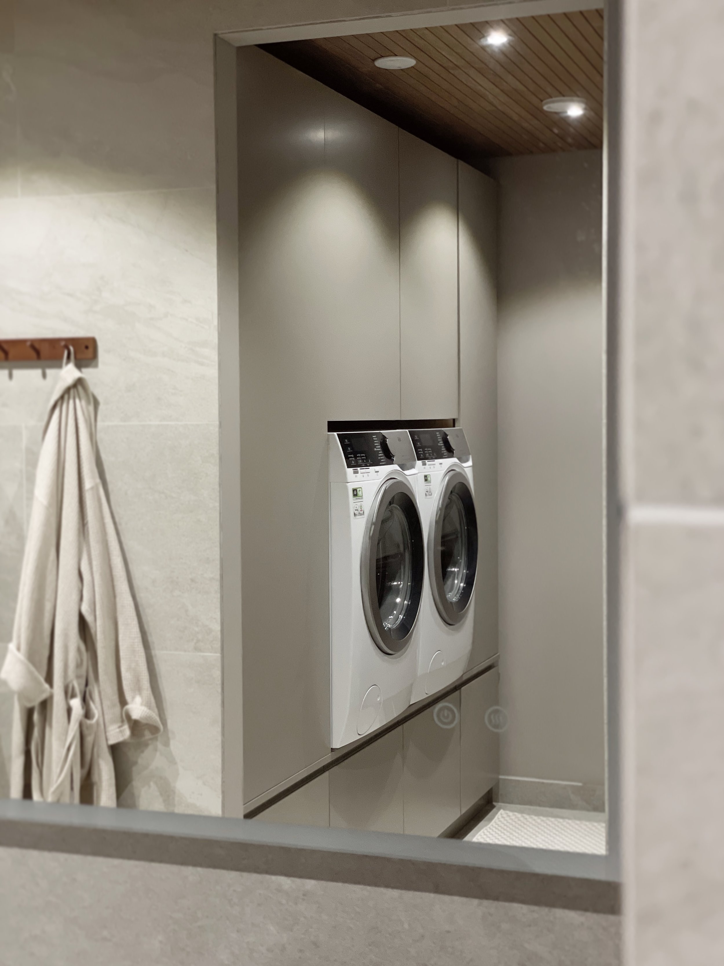 Kodinhoitohuoneen ei tarvitse olla iso ollakseen toimiva, ei edes lapsiperheess&auml; ✨

T&auml;ss&auml; suunnittelemassani 200 m&sup2; omakotitalossa pyykinpesukoneet nostettiin ergonomiselle ty&ouml;skentelykorkeudelle, ja niiden vastakkaiselle sei