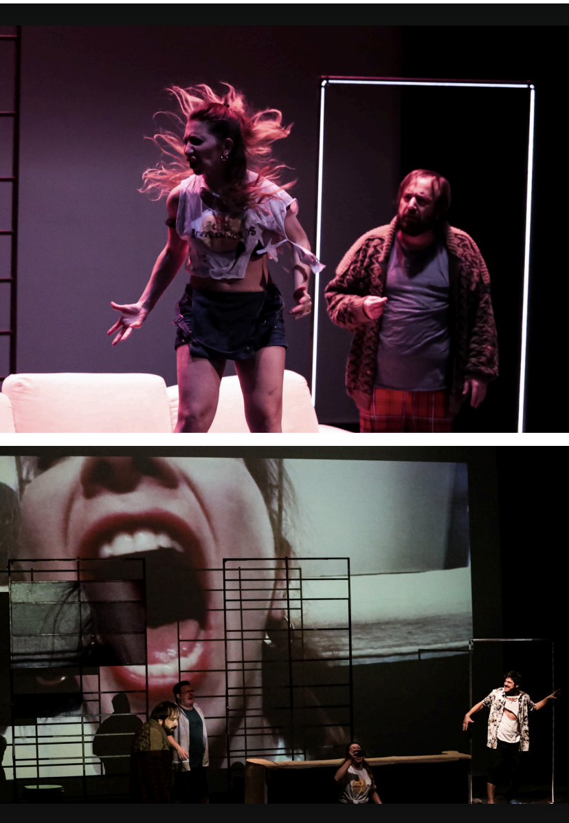 Scena di un teatro con attori in scena, una donna con i capelli al vento in atteggiamento energico e un uomo con camicia a stampa e pantaloni a quadri. In una seconda scena, un primo piano di una bocca aperta e un gruppo di persone davanti a uno schermo grande che mostra un'immagine di una bocca aperta.