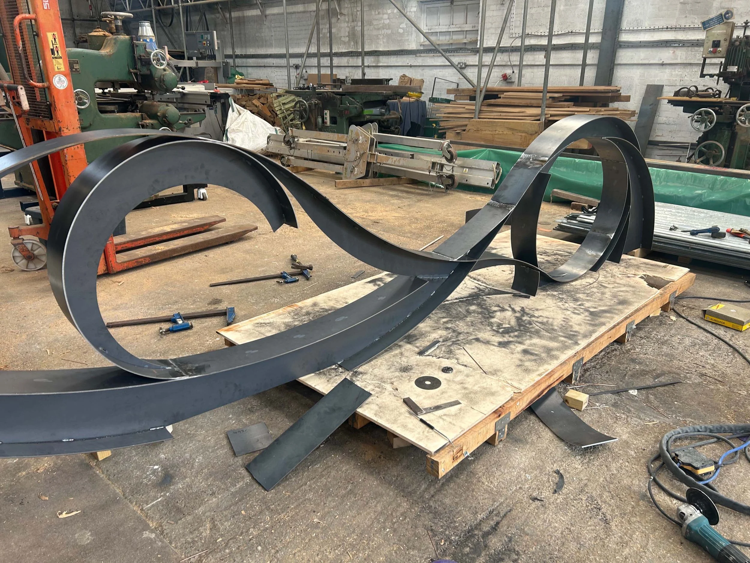An image of an iron sculpture in Chinnor. 