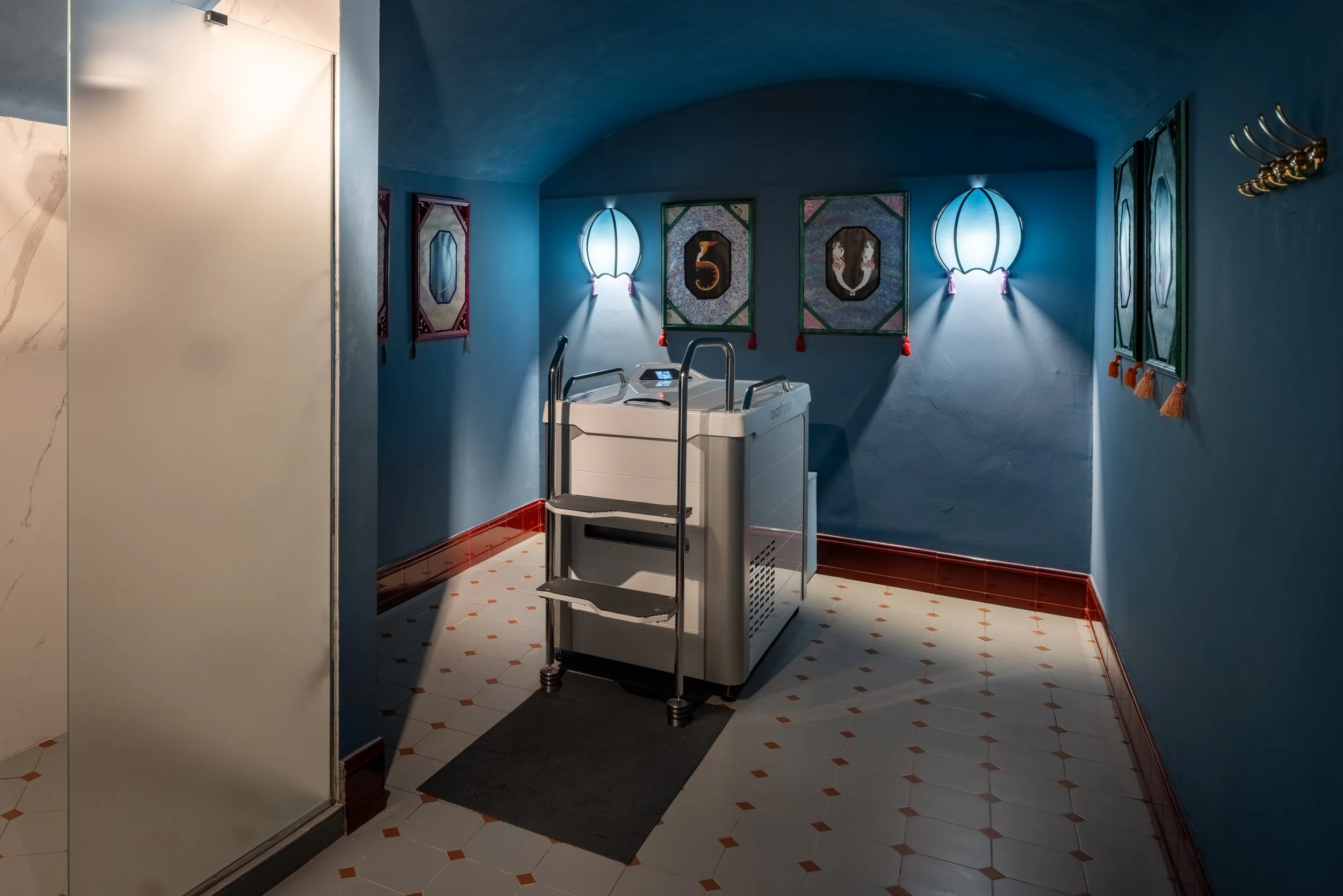 Stanza con pareti blu e al centro un macchinario per i bagni di ghiaccio.