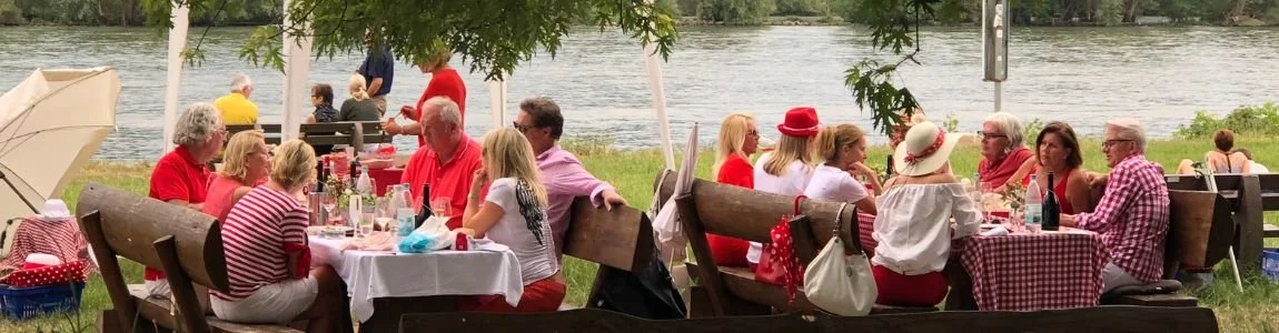 Weinprobierstand Die Hattenheimer Fässer