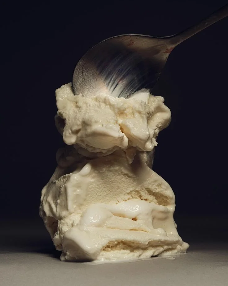 Une cuillère de la glace à la vanille.
