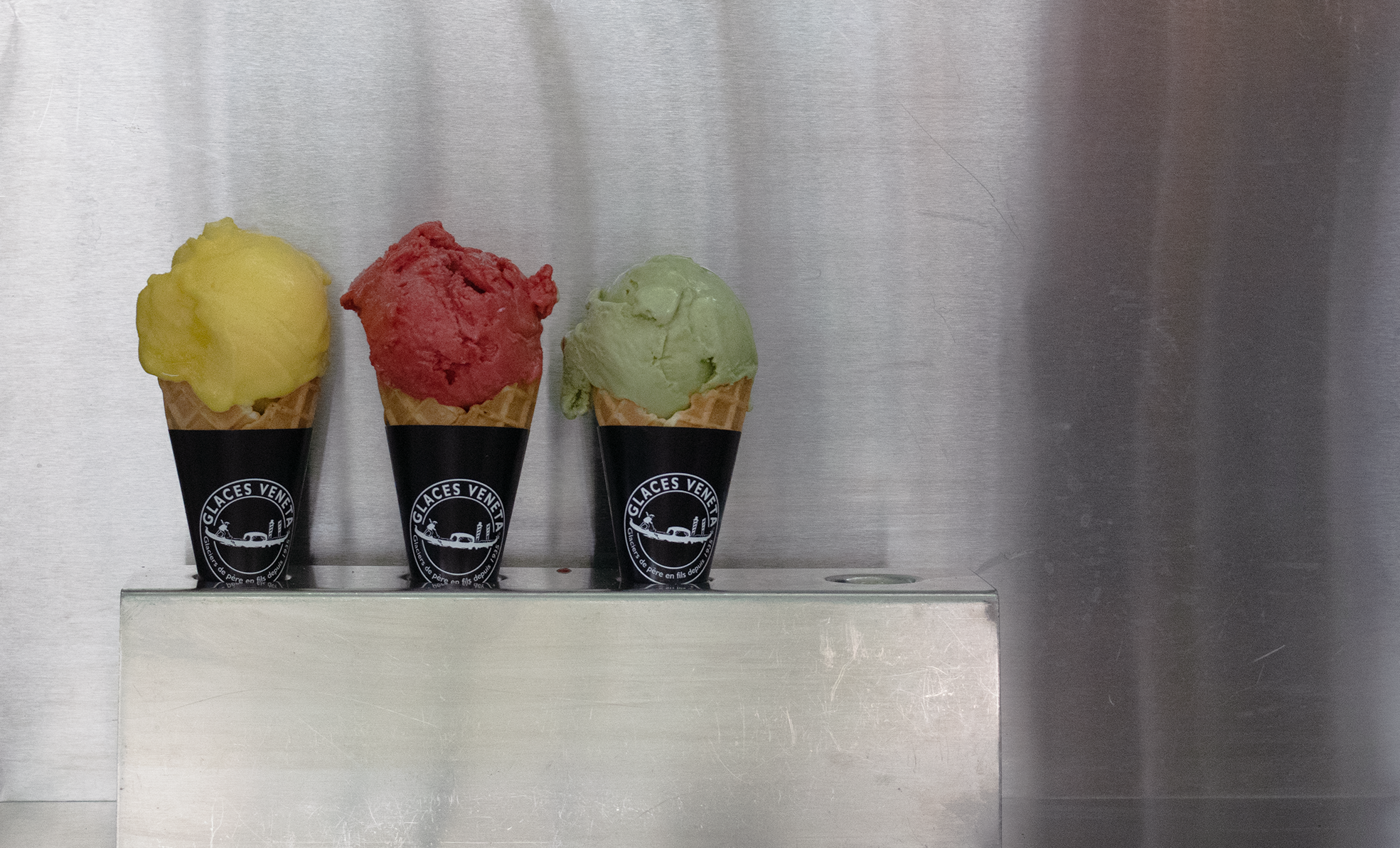 Trois glaces en cône, saveurs mangue, fraise et matcha.