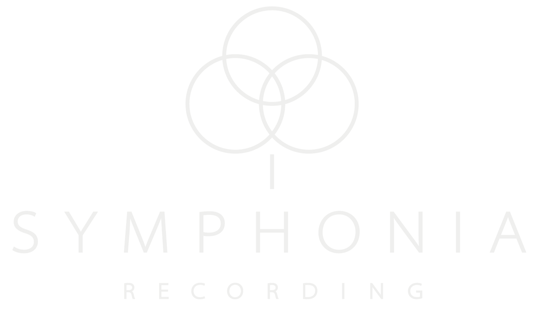 Logo blanc de 'Symphonia Recording', avec un symbole abstrait de cinq cercles interconnectés et une ligne verticale en dessous, sur fond noir.