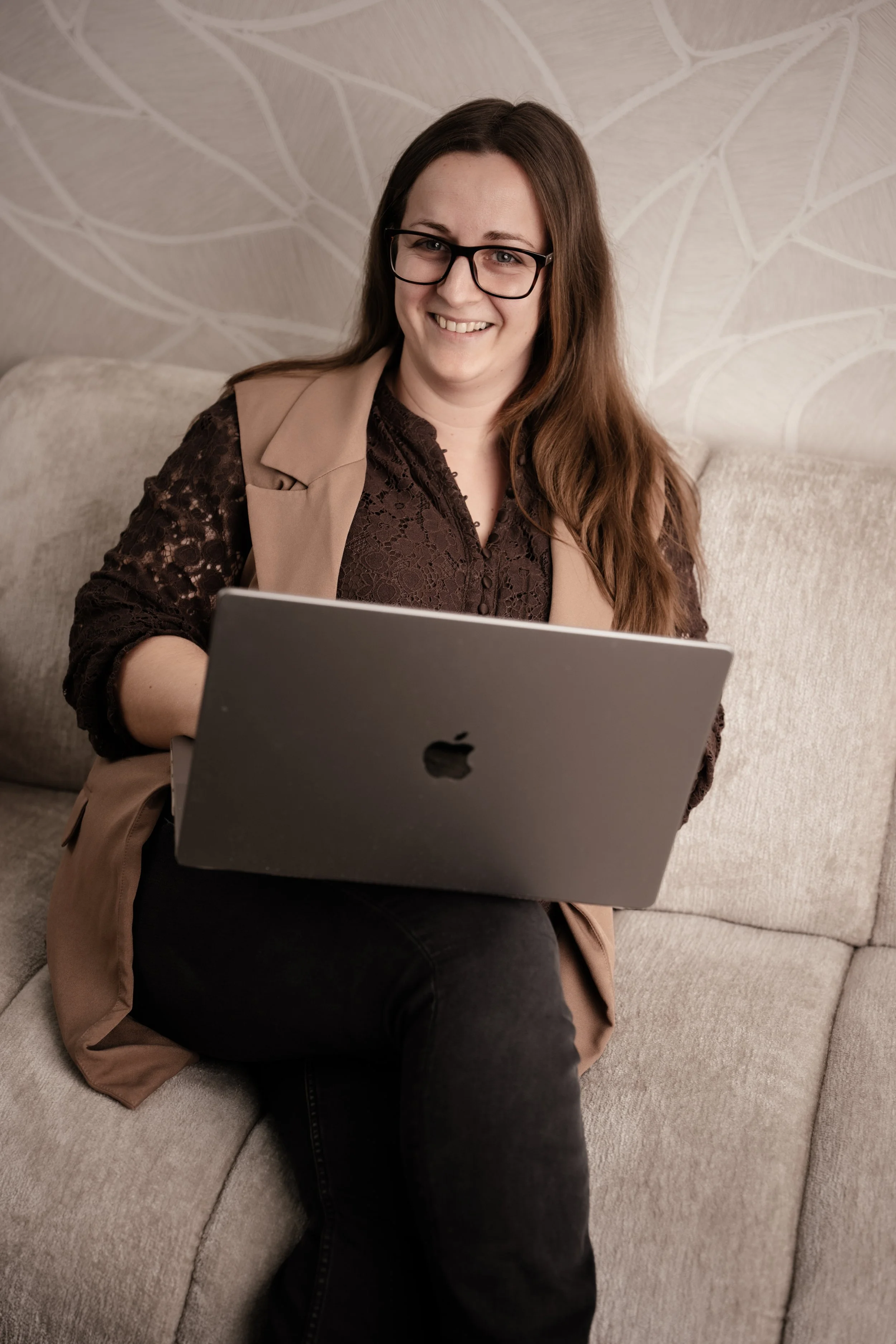 Video-editor Wendy van detrouwclip aan het werk